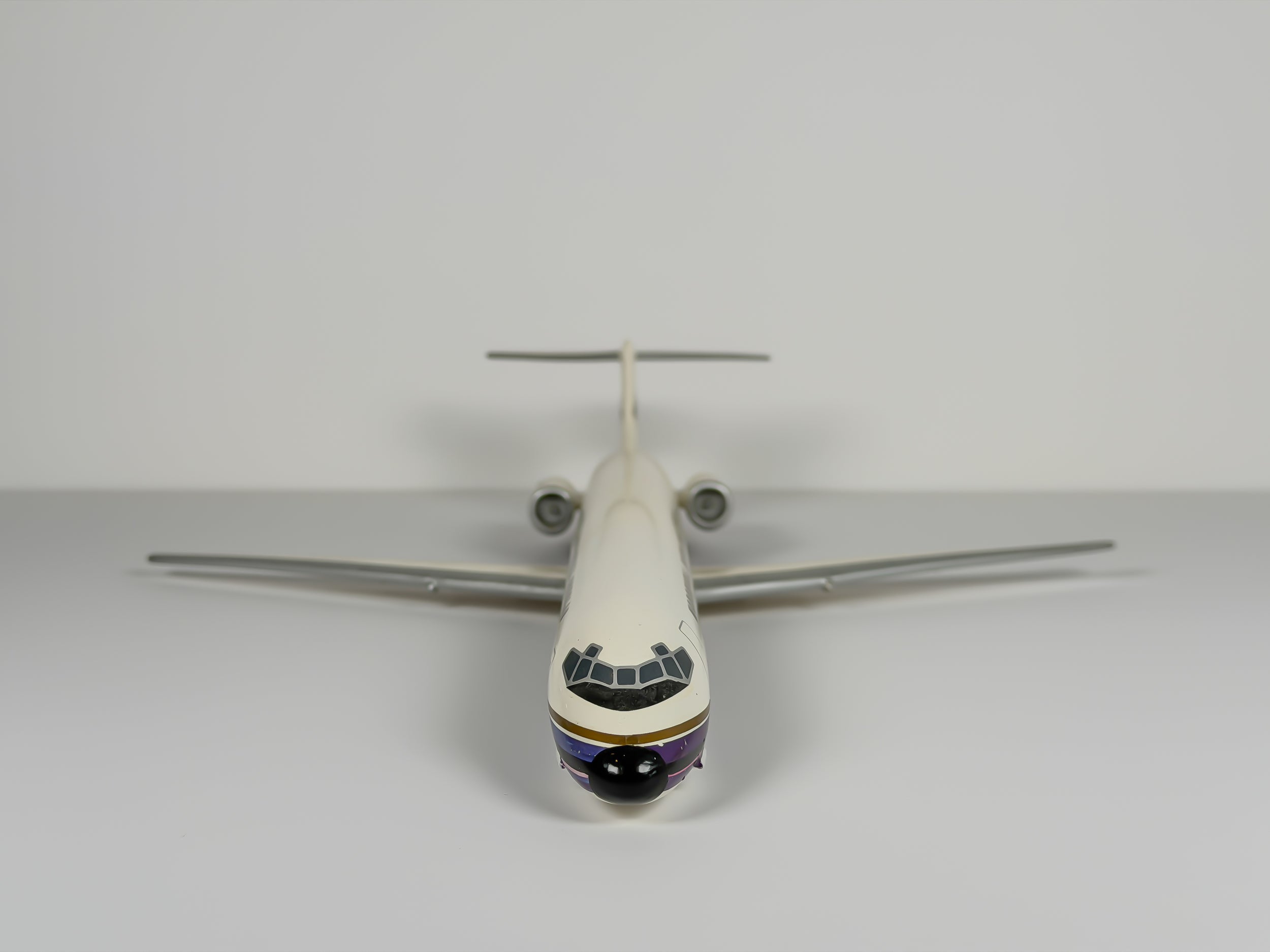 1:100 McDonnell Douglas House McDonnell Douglas MD-80 - Purple Stripes | Executive Model