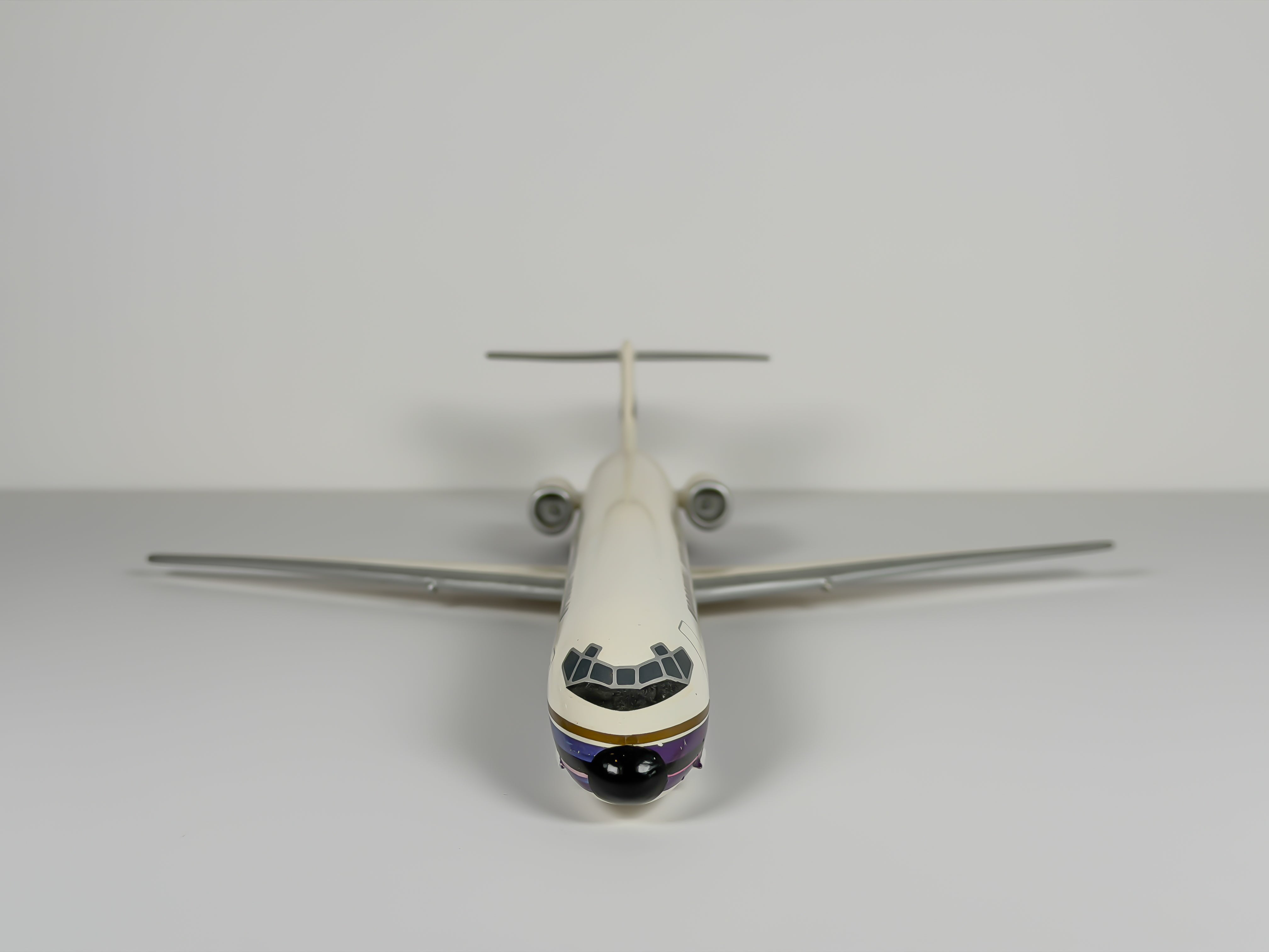 1:100 McDonnell Douglas House McDonnell Douglas MD-80 - Purple Stripes | Executive Model