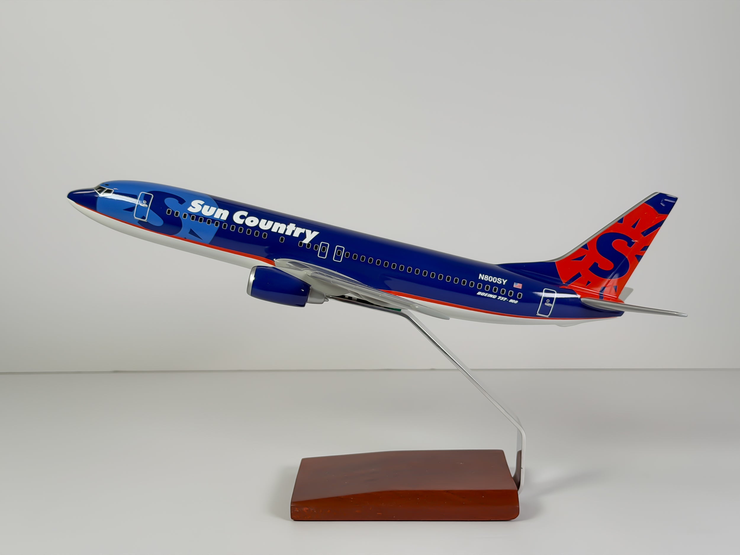 1:100 Sun Country Airlines Boeing 737-800 (N800SY) - 2001-2016 | Executive Model