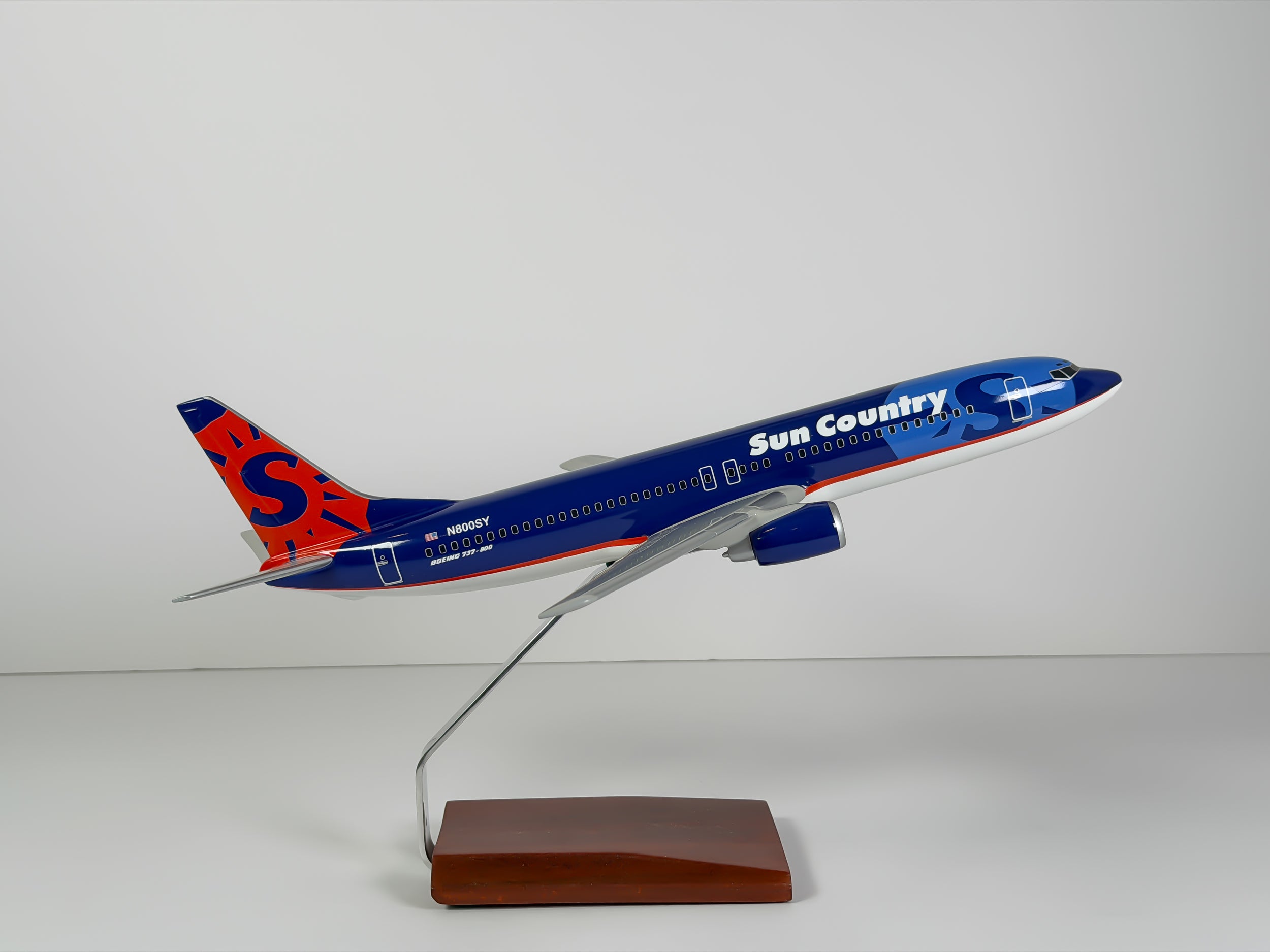 1:100 Sun Country Airlines Boeing 737-800 (N800SY) - 2001-2016 | Executive Model