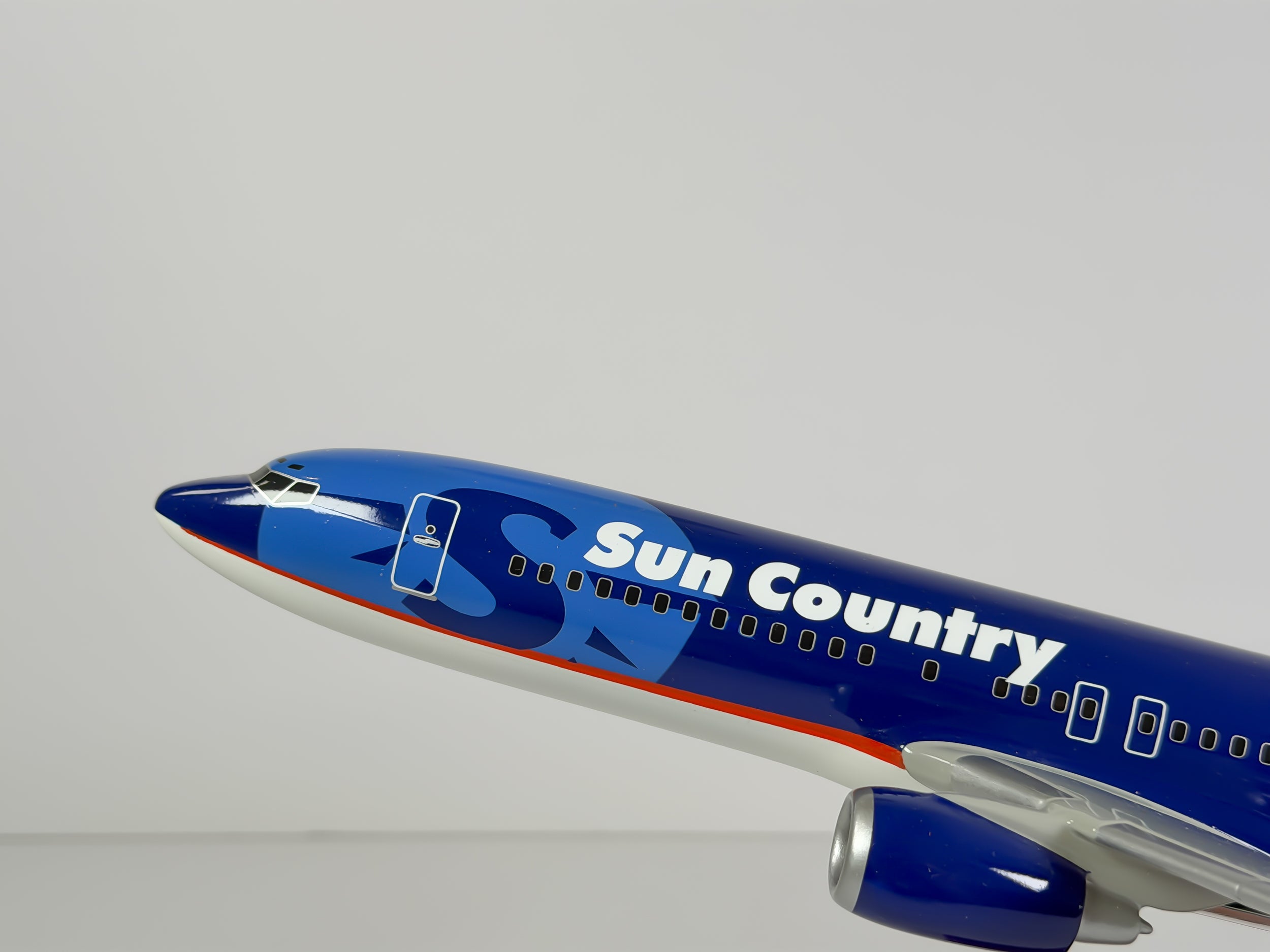 1:100 Sun Country Airlines Boeing 737-800 (N800SY) - 2001-2016 | Executive Model