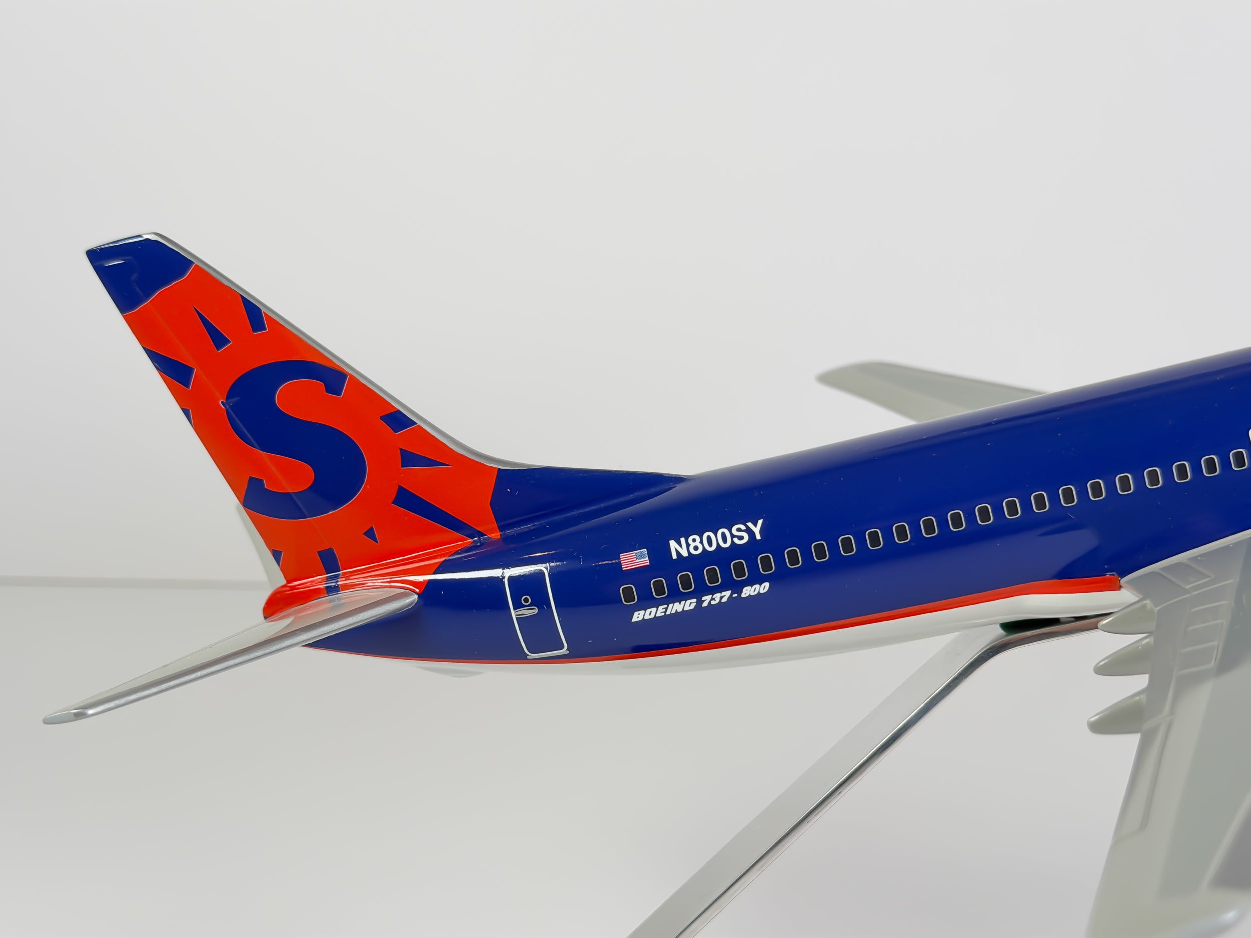 1:100 Sun Country Airlines Boeing 737-800 (N800SY) - 2001-2016 | Executive Model