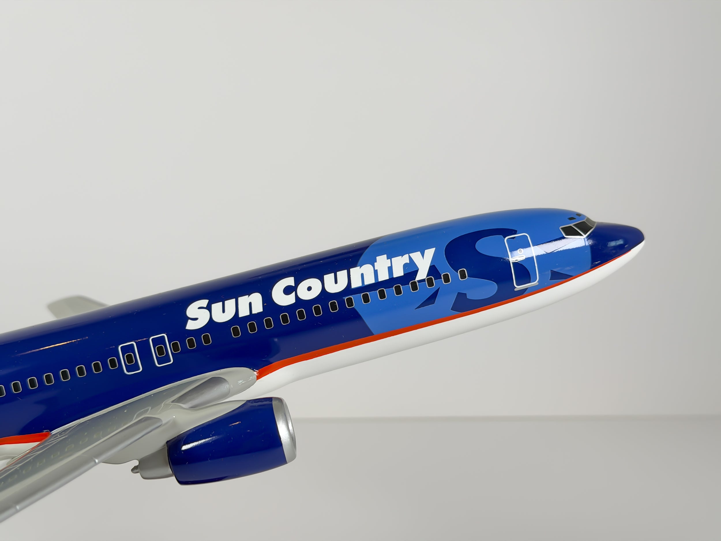 1:100 Sun Country Airlines Boeing 737-800 (N800SY) - 2001-2016 | Executive Model
