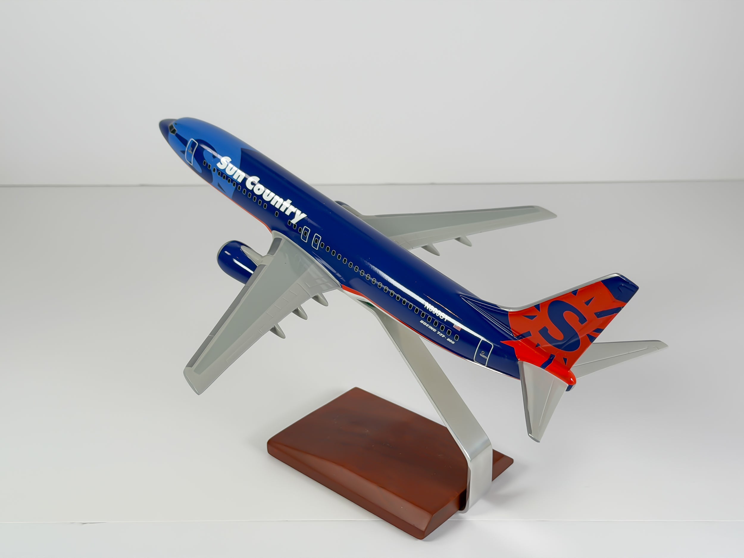 1:100 Sun Country Airlines Boeing 737-800 (N800SY) - 2001-2016 | Executive Model