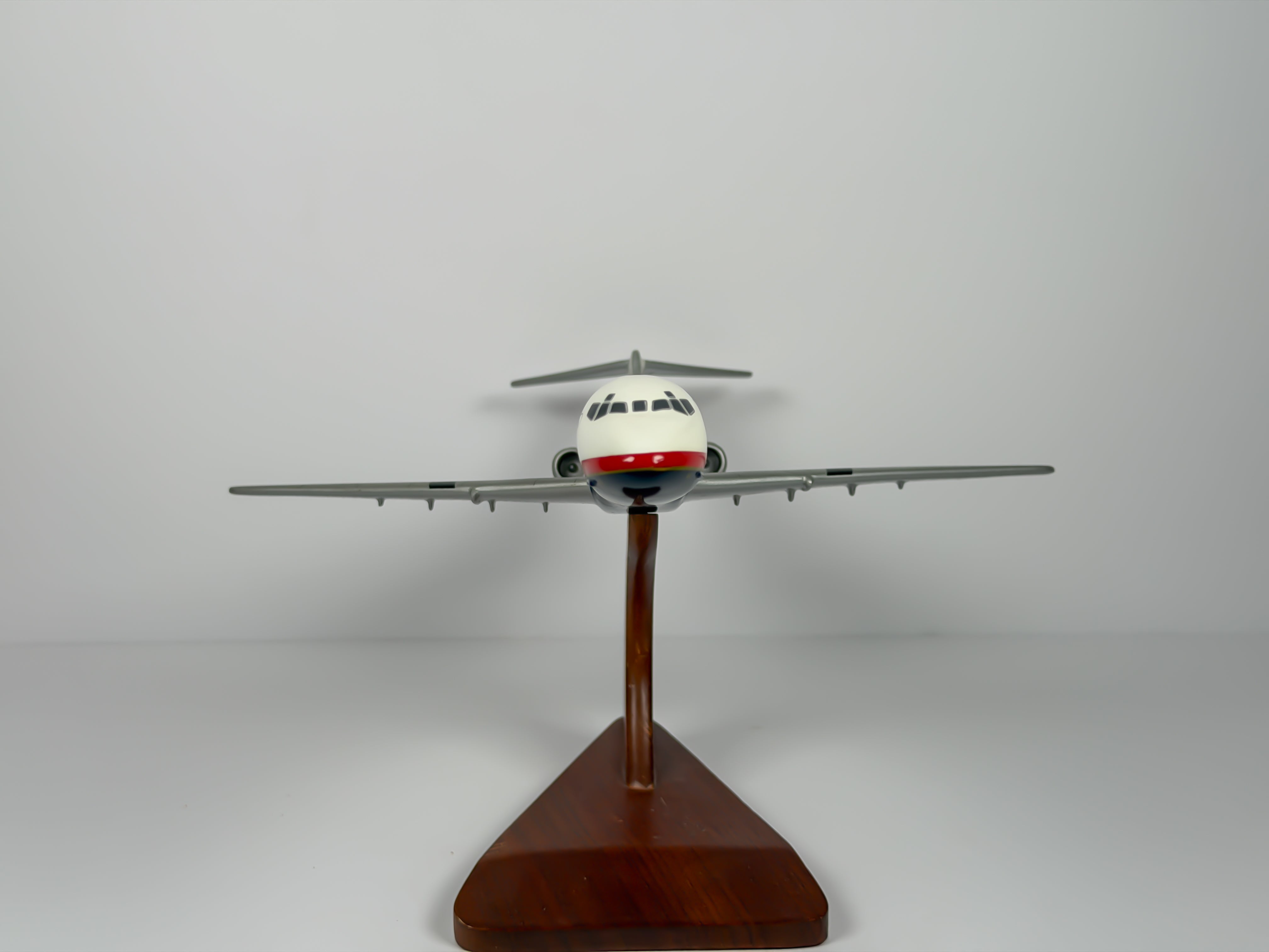 1:100 Trans World Airlines (TWA) McDonnell Douglas MD-80 (N9302B) - Globe | Executive Model