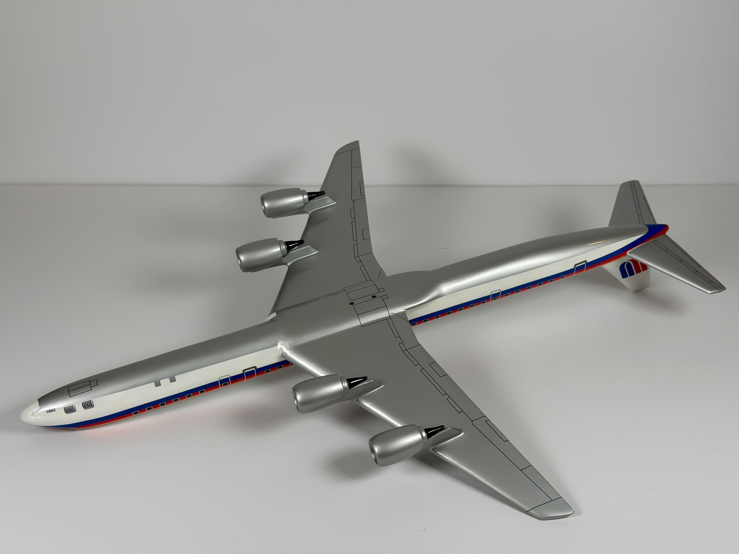 1:100 United Airlines Douglas DC-8-72 (N2993U) - Saul Bass | Executive Model