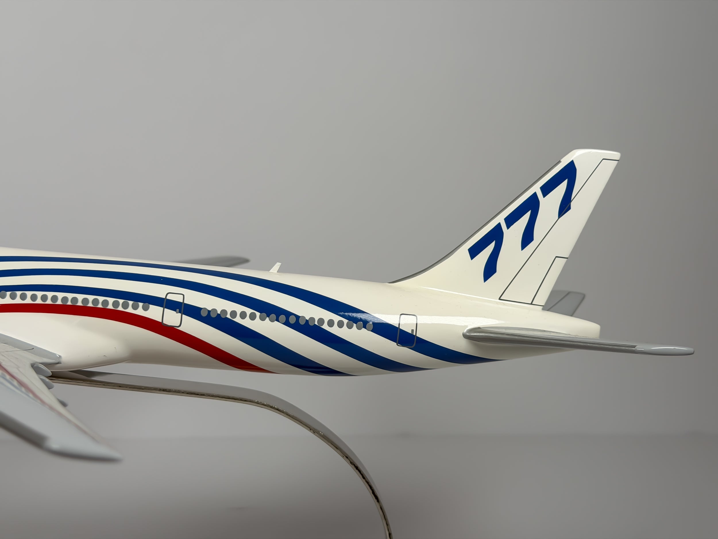 1:160 Boeing House Boeing 777-300ER - Red/Blue - Roll-out | Executive Model