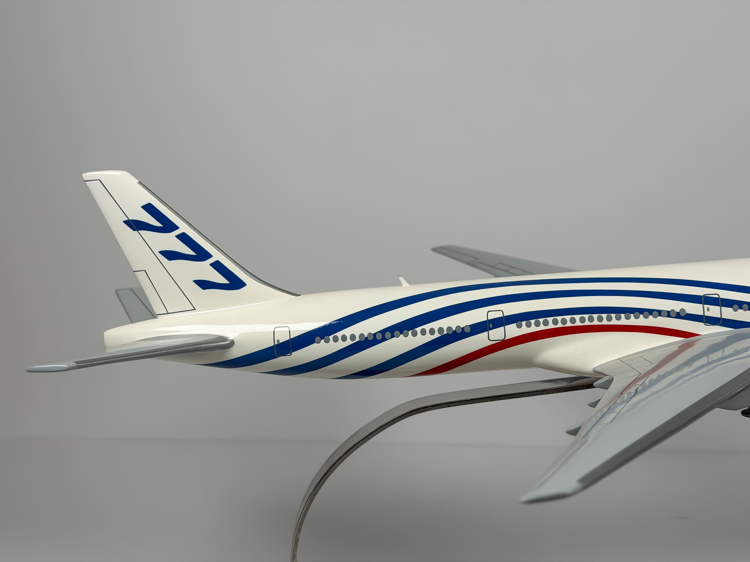 1:160 Boeing House Boeing 777-300ER - Red/Blue - Roll-out | Executive Model