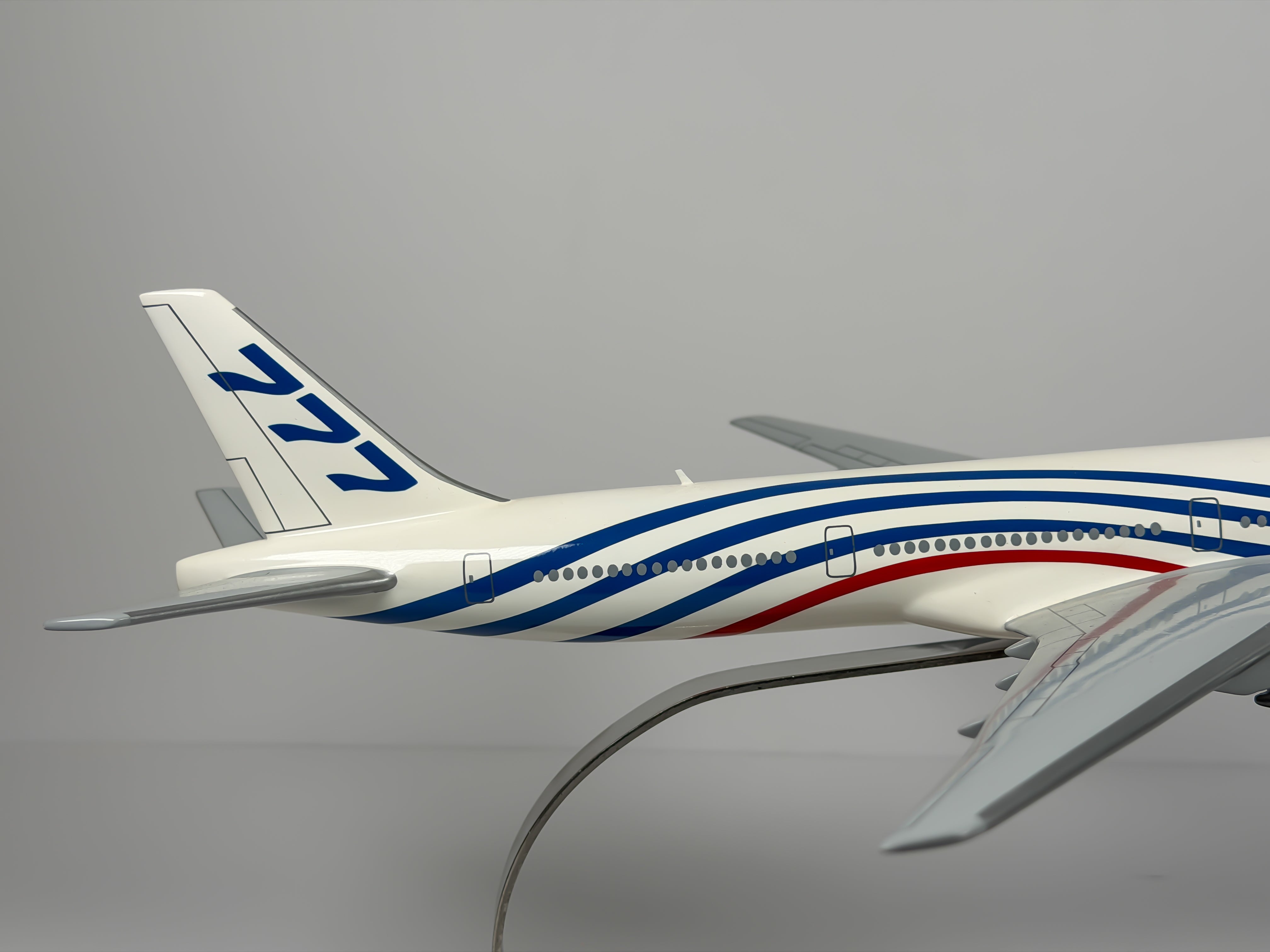 1:160 Boeing House Boeing 777-300ER - Red/Blue - Roll-out | Executive Model