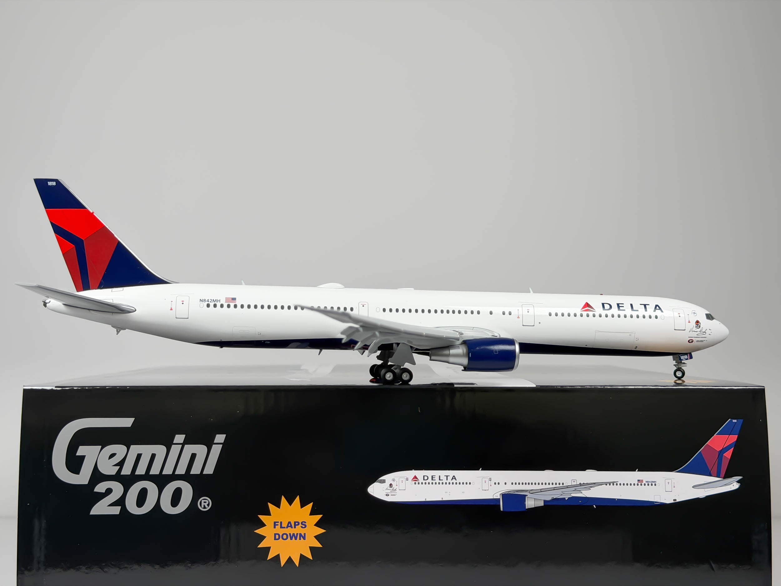 Delta Air Lines Boeing 767-400ER 1:200 Gemini Jets N842MH (G2DAL1444F)