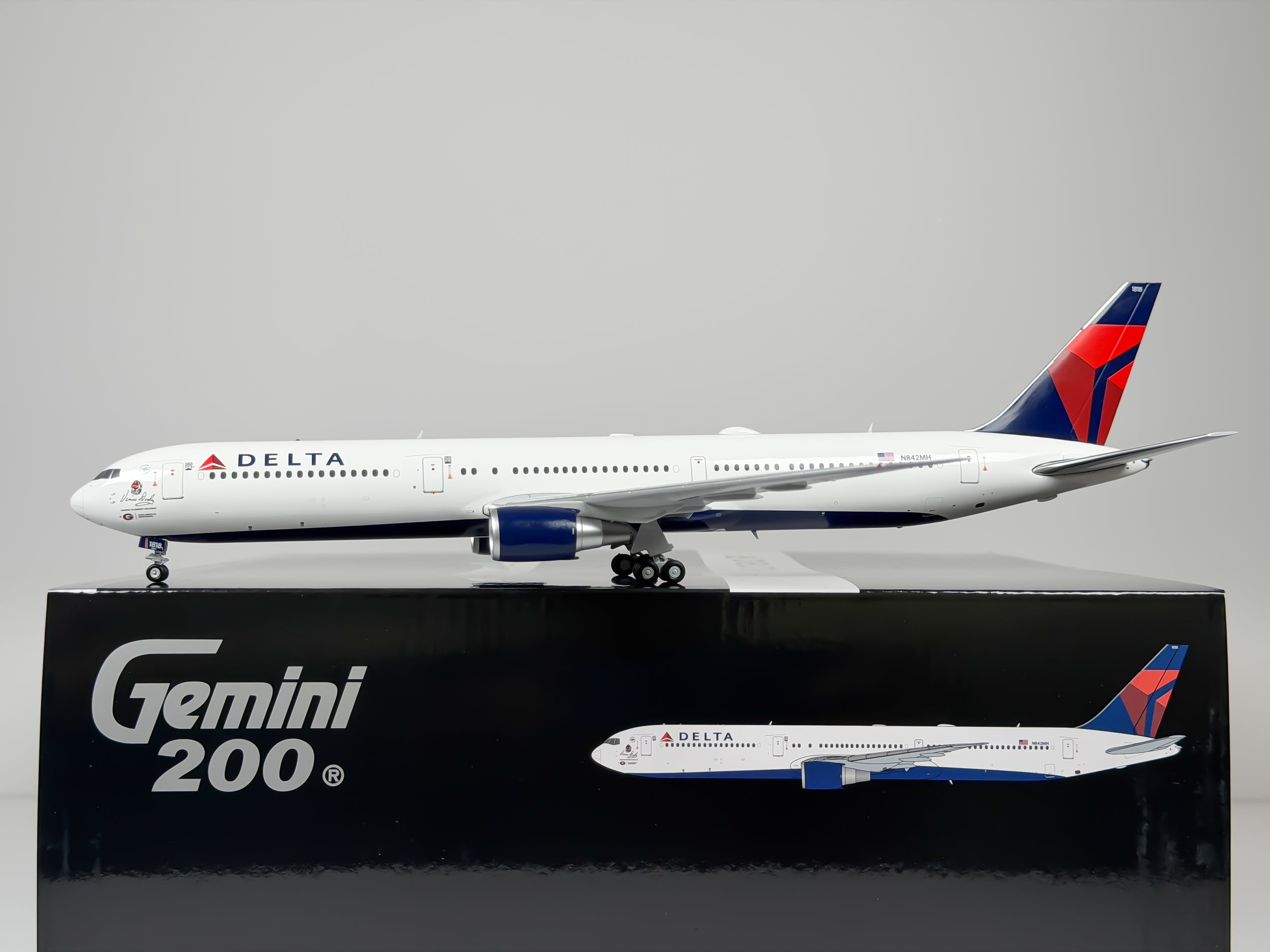 Delta Air Lines Boeing 767-400ER 1:200 Gemini Jets N842MH (G2DAL1444)