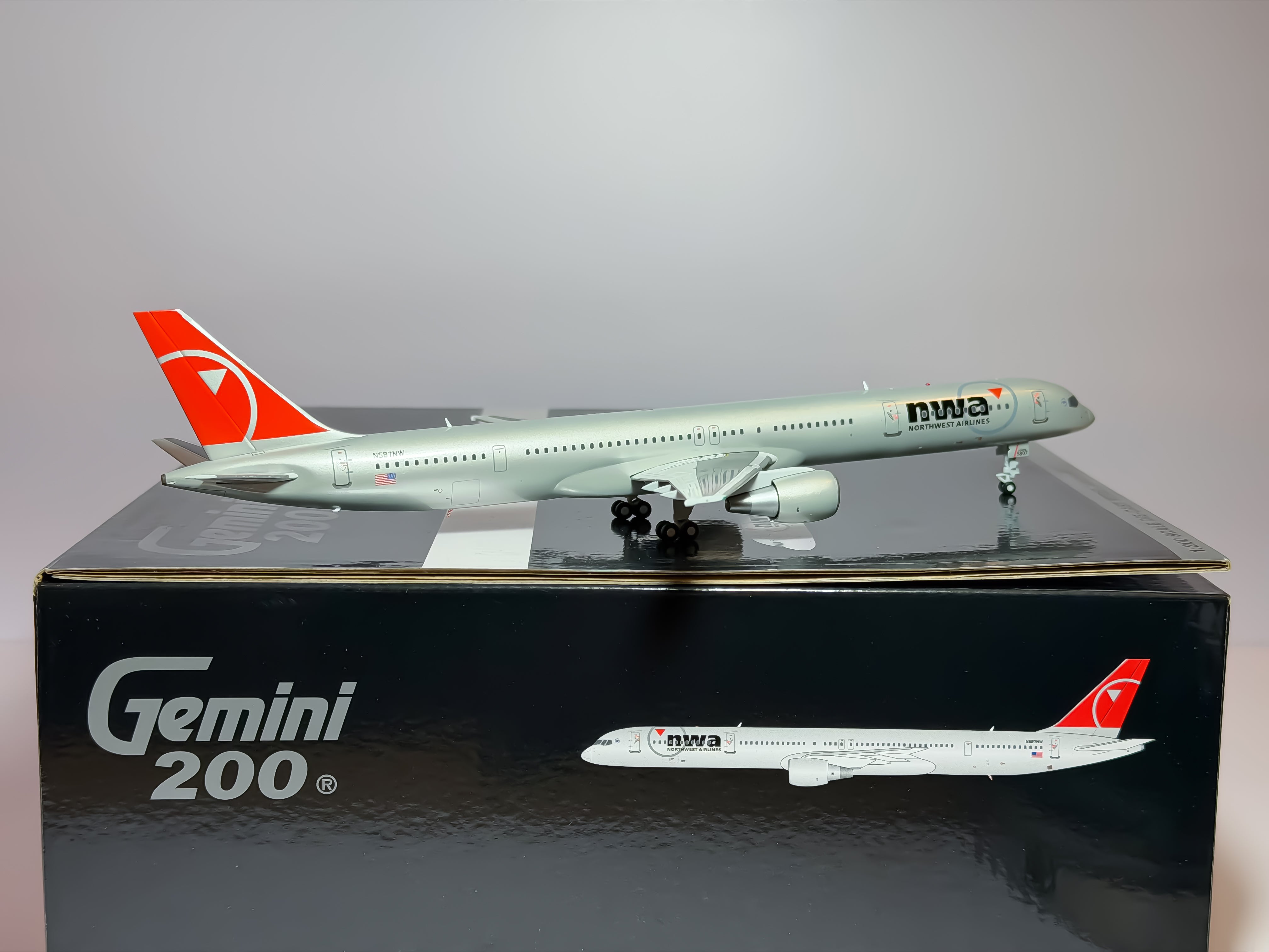 Northwest Airlines Boeing 757-300 1:200 Gemini Jets N587NW (G2NWA1422)
