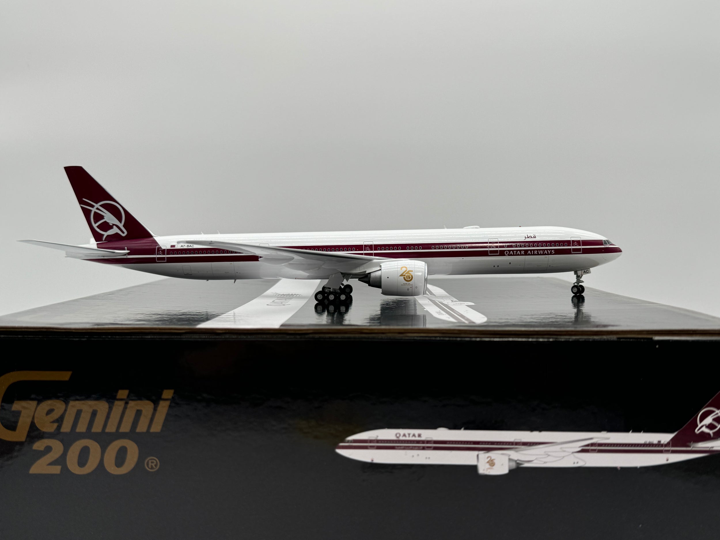 Gemini Jets 1:200 Qatar Airways Boeing 777-300ER A7-BAC 25th Anniversary G2QTR1145