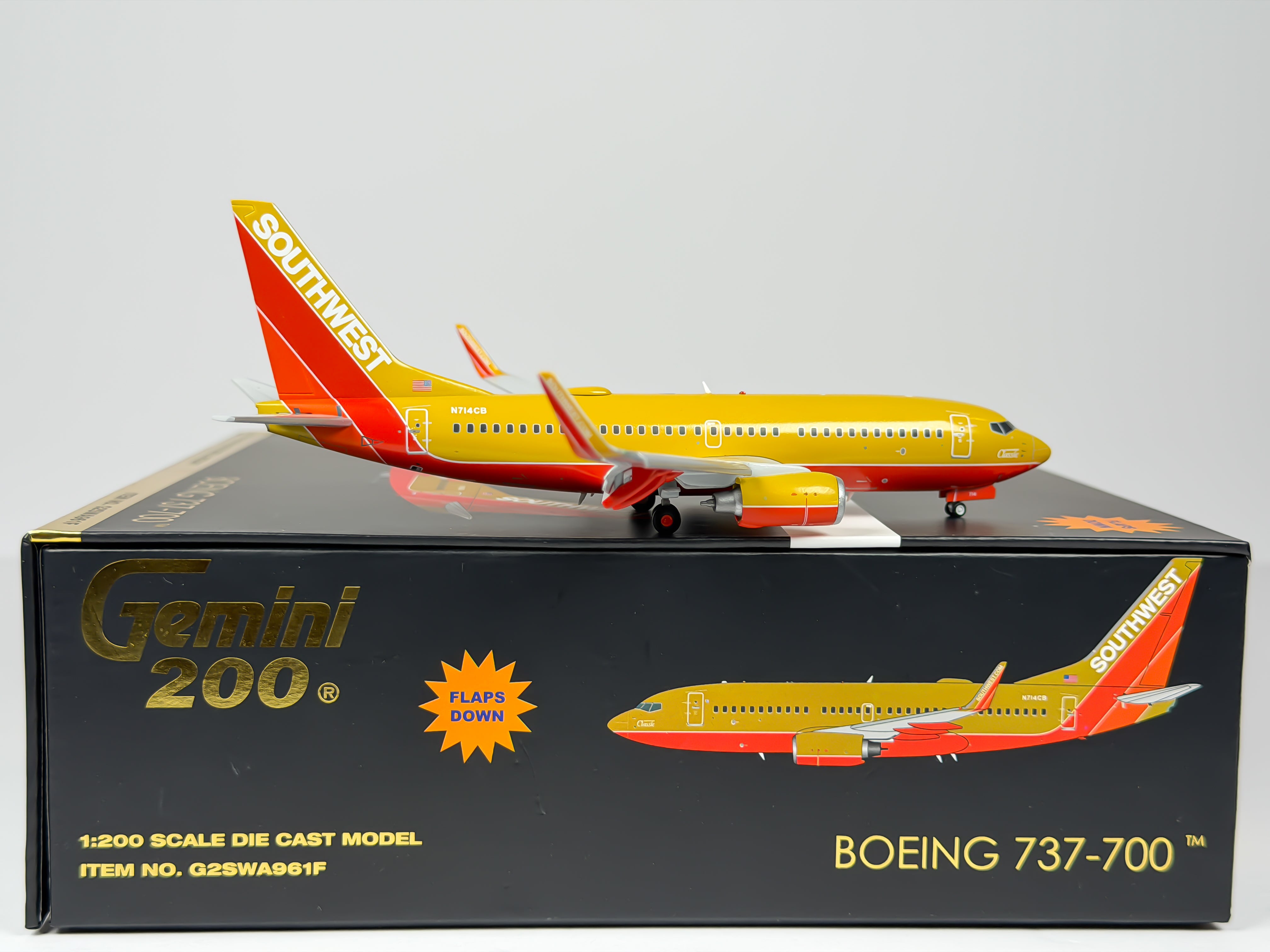 Southwest Airlines Boeing 737-700 1:200 Gemini Jets N714CB (G2SWA961F) (Flaps Down Version)