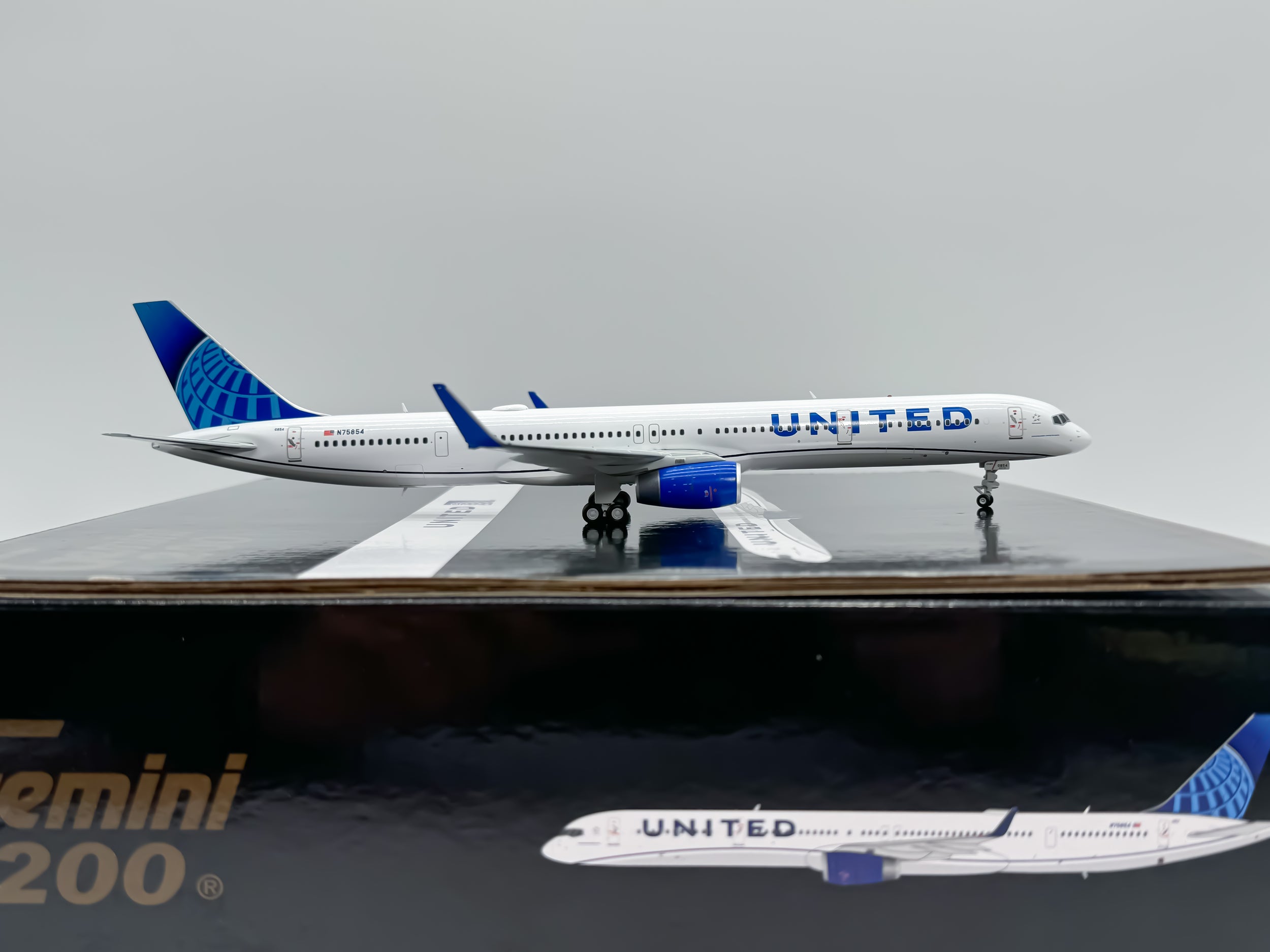 United Airlines Boeing 757-300 1:200 Gemini Jets N75854 (G2UAL1101)