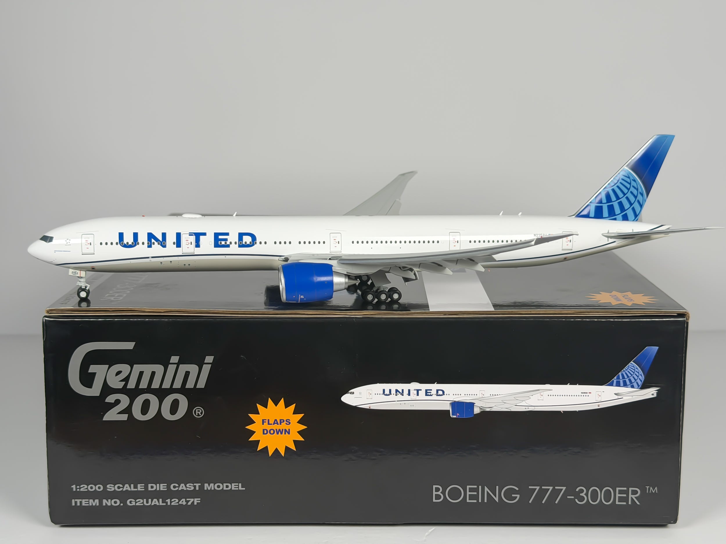 United Airlines Boeing 777-300ER 1:200 Gemini Jets N2352U (G2UAL1247F)