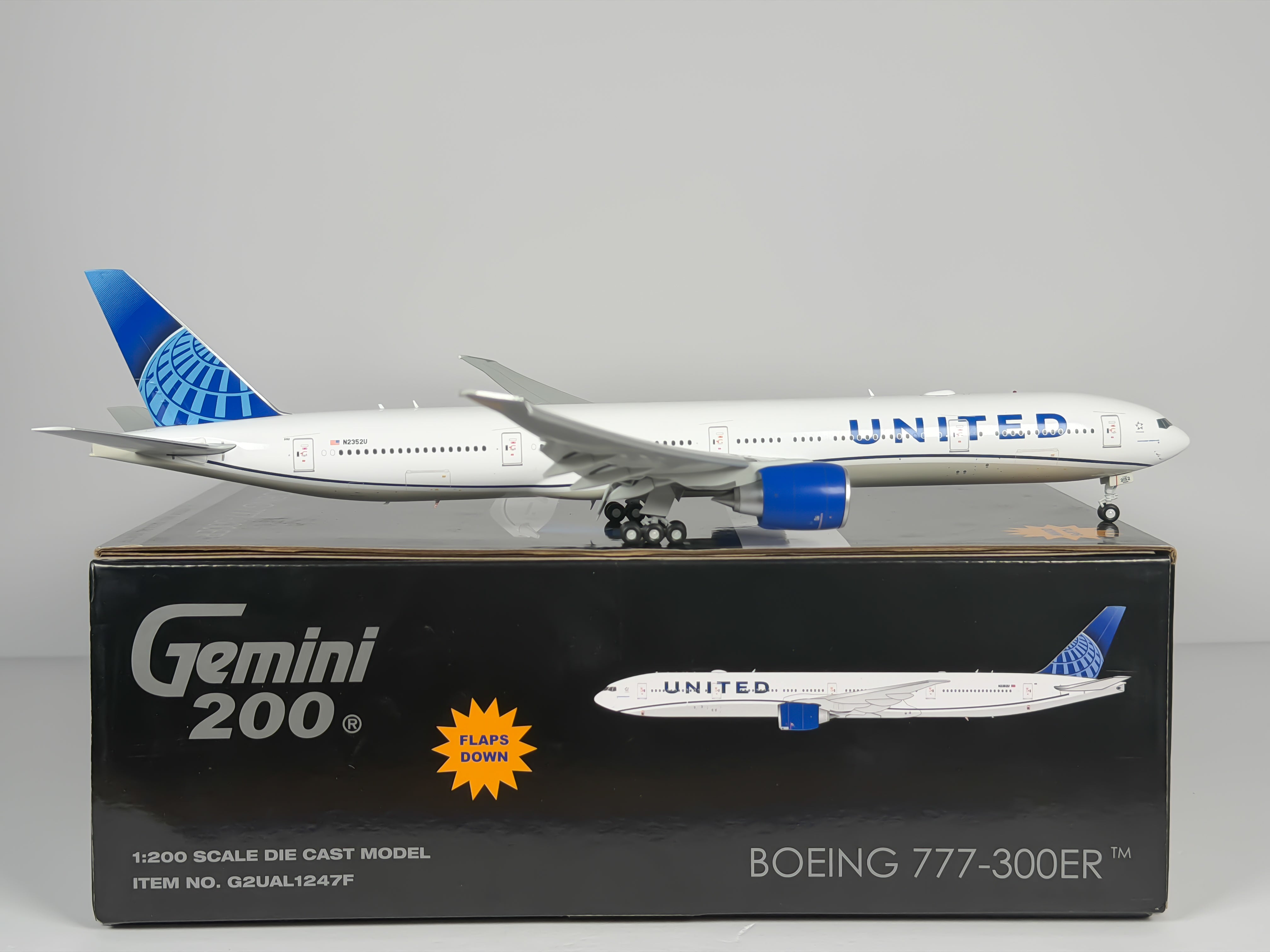 United Airlines Boeing 777-300ER 1:200 Gemini Jets N2352U (G2UAL1247F)