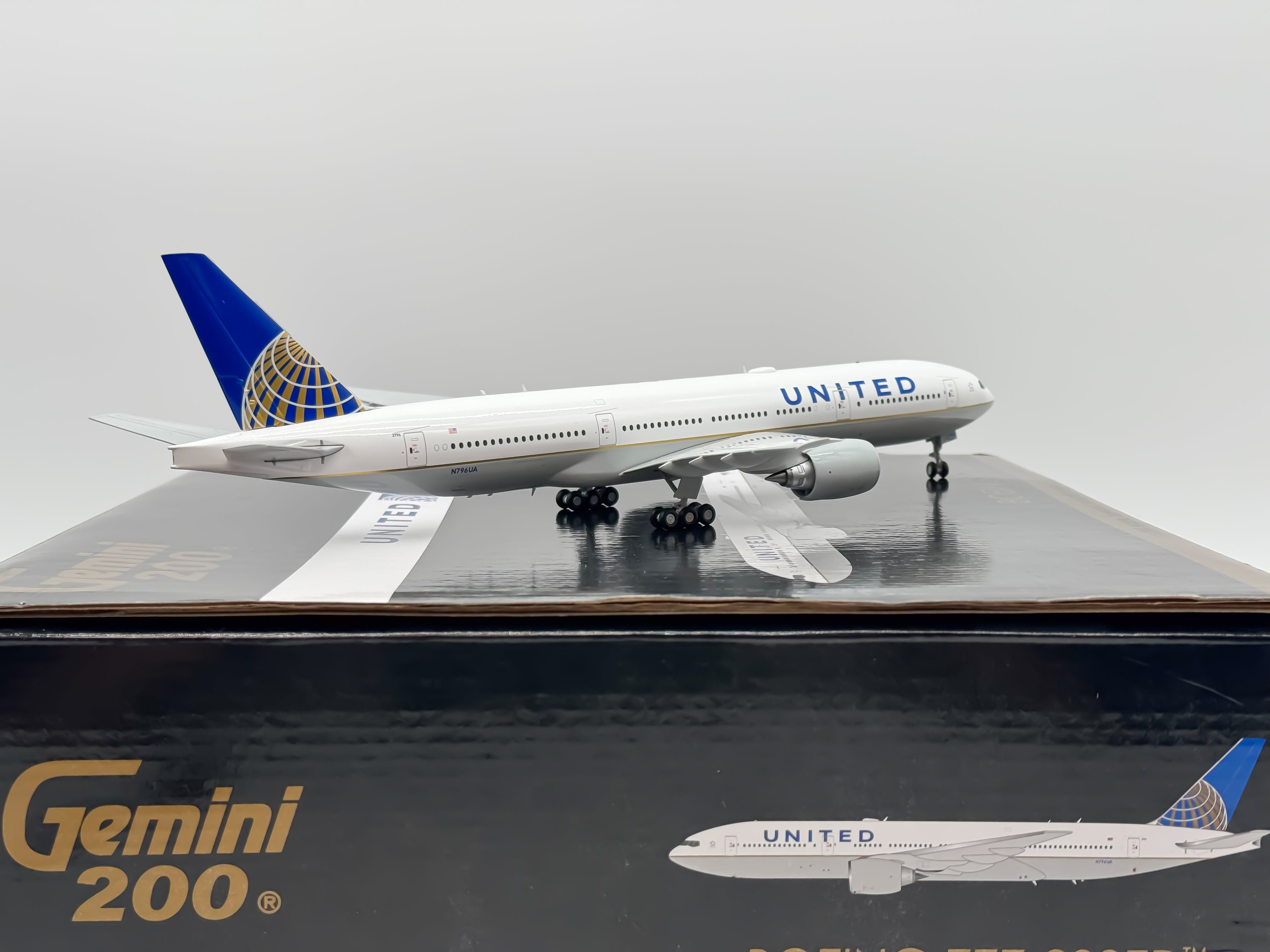 United Airlines Boeing 777-200 1:200 Gemini Jets N796UA (G2UAL768)