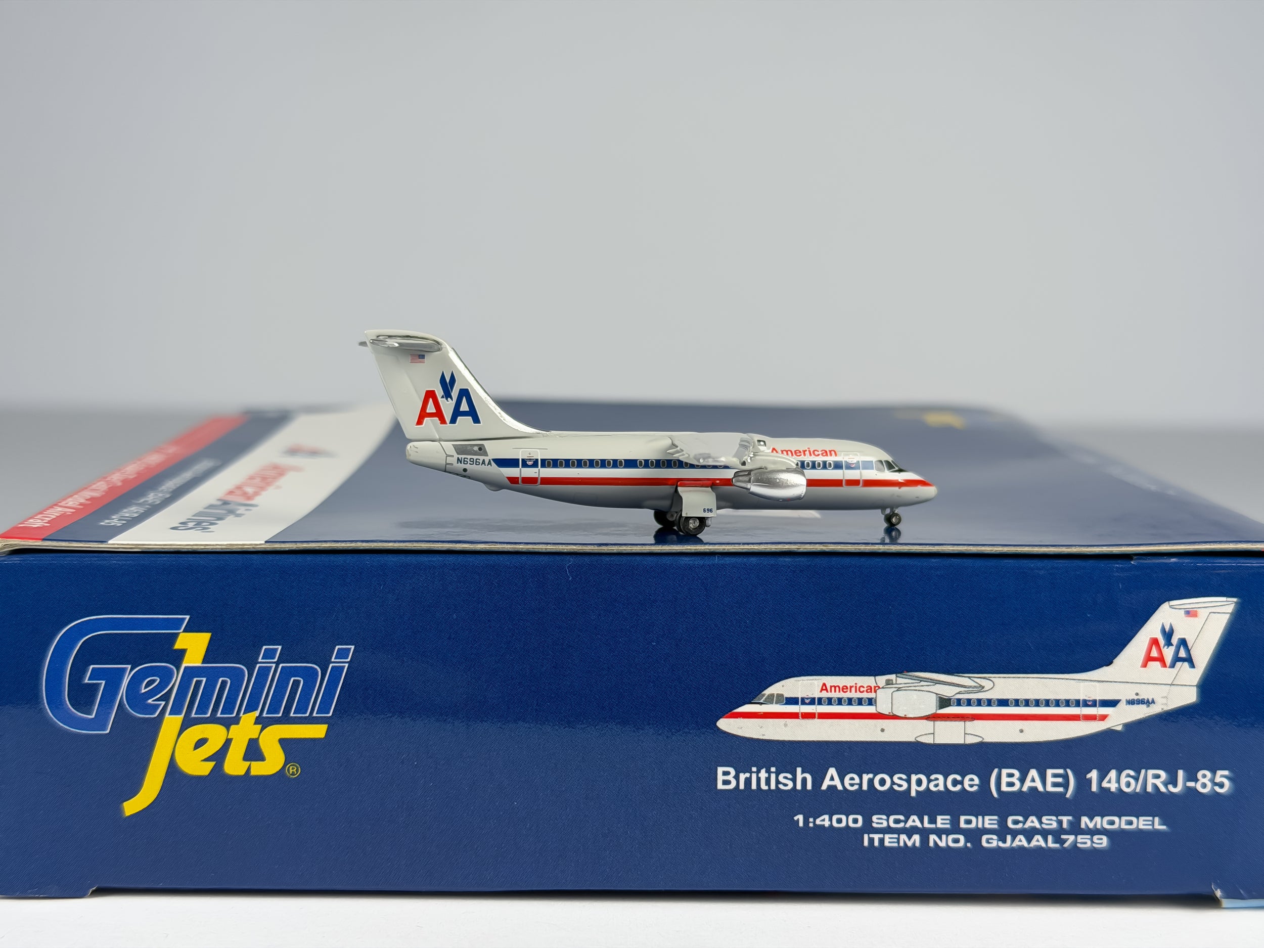 American Airlines BAe 146 (Avro RJ85) 1:400 Gemini Jets N696AA (GJAAL759)