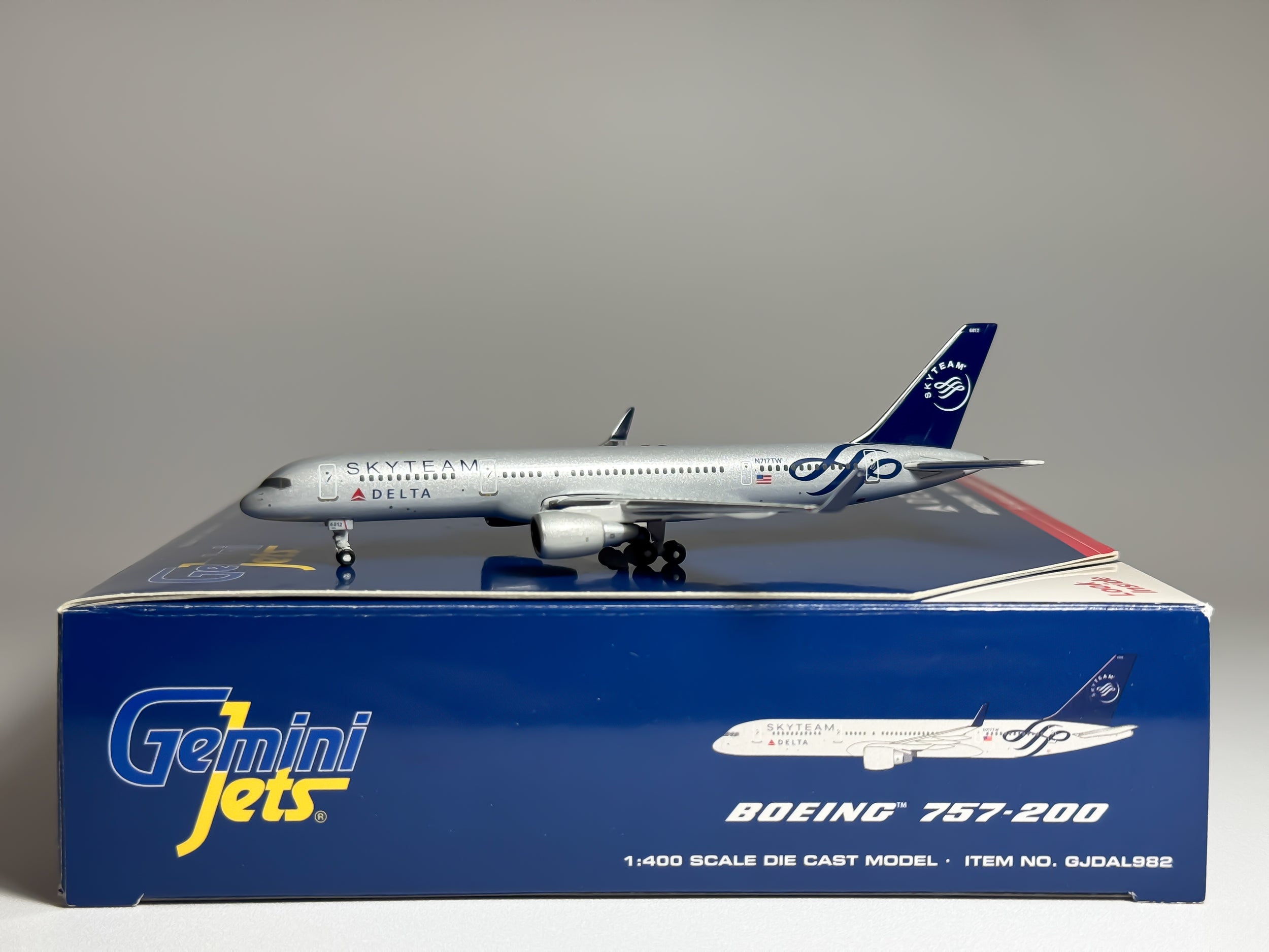Delta Air Lines Boeing 757-200 1:400 Gemini Jets N717TW (GJDAL982)