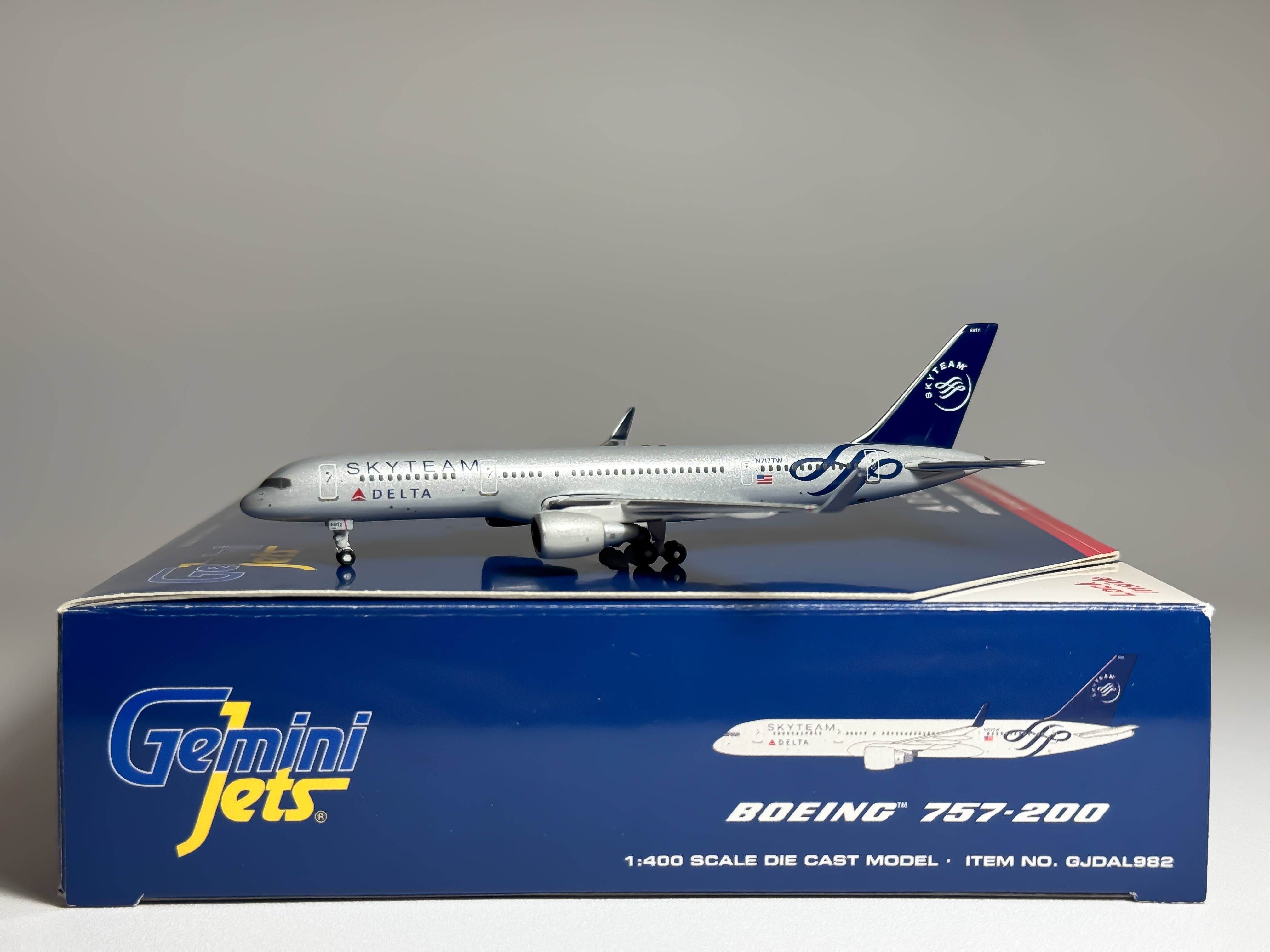 Delta Air Lines Boeing 757-200 1:400 Gemini Jets N717TW (GJDAL982)