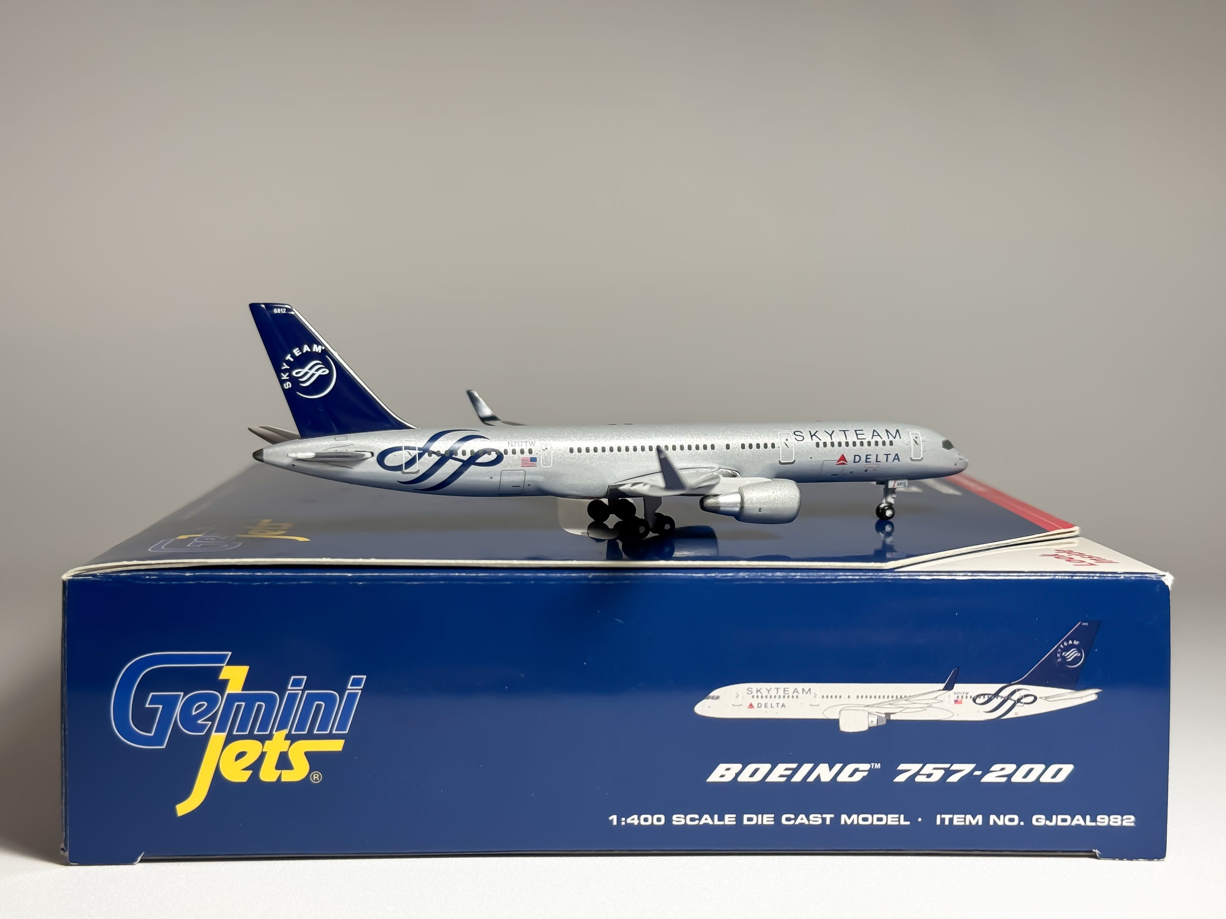 Delta Air Lines Boeing 757-200 1:400 Gemini Jets N717TW (GJDAL982)