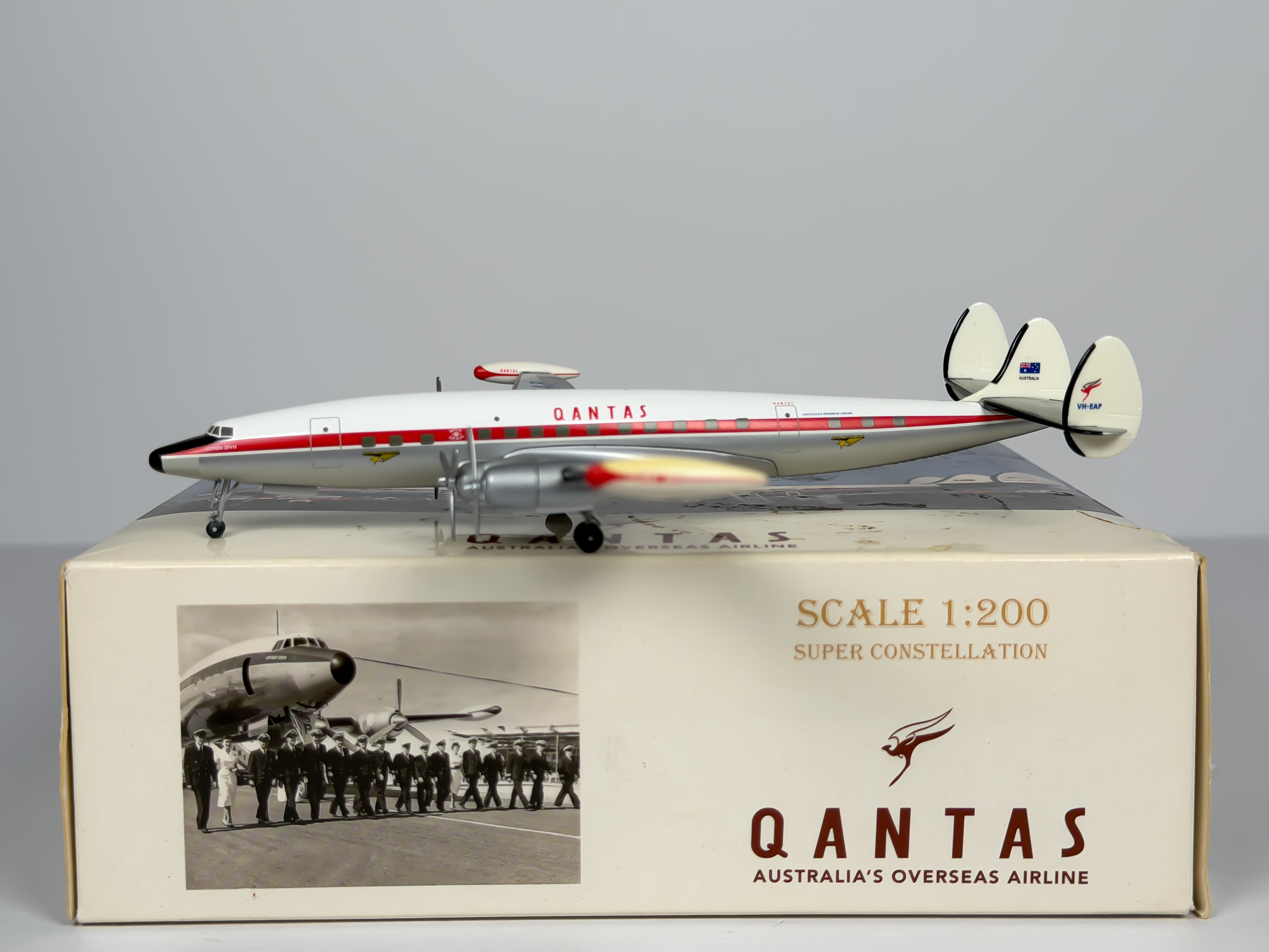 Qantas Airways Lockheed L-1049 1:200 Hogan Wings VH-EAP (HG8744)