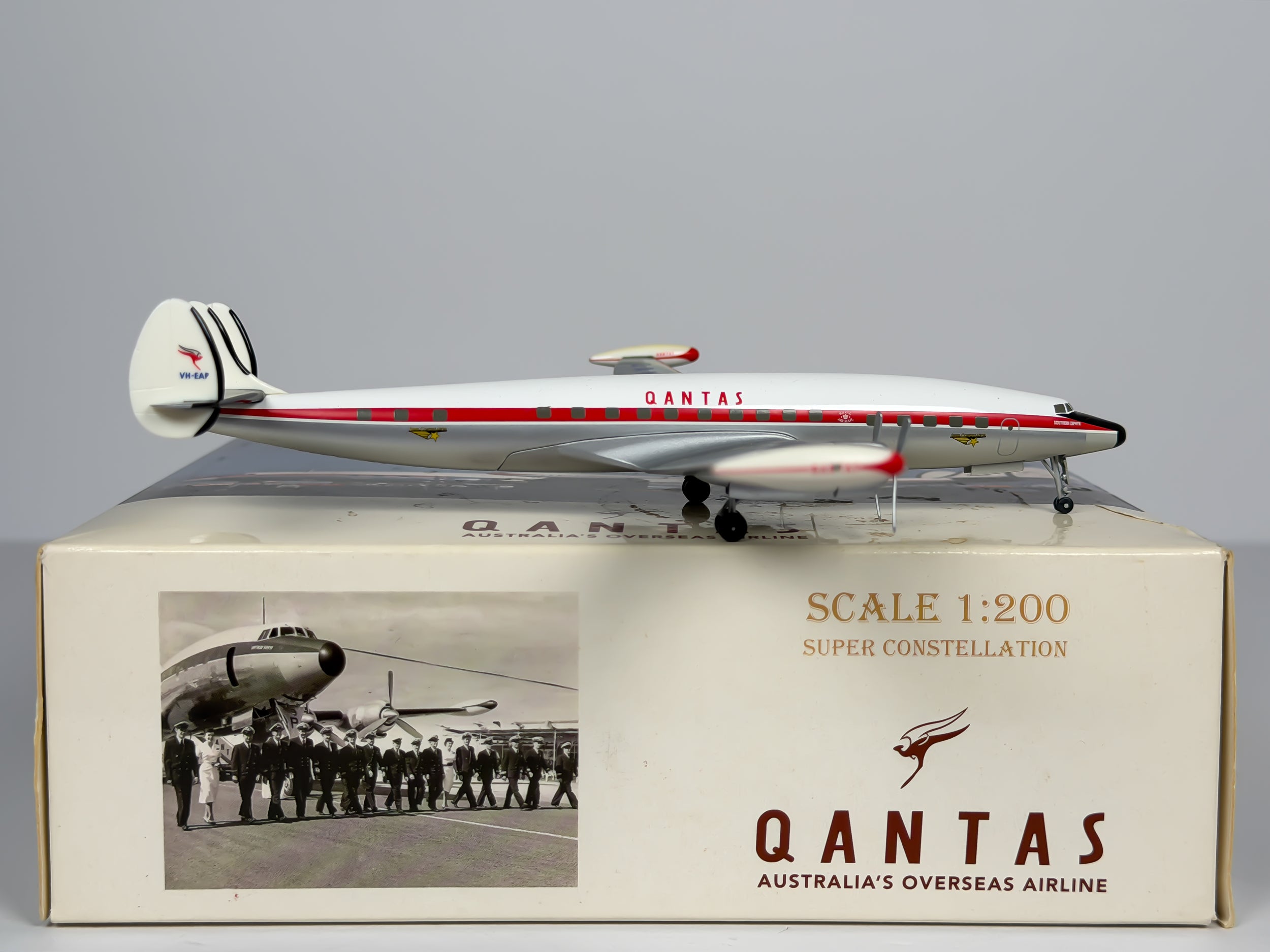 Qantas Airways Lockheed L-1049 1:200 Hogan Wings VH-EAP (HG8744)