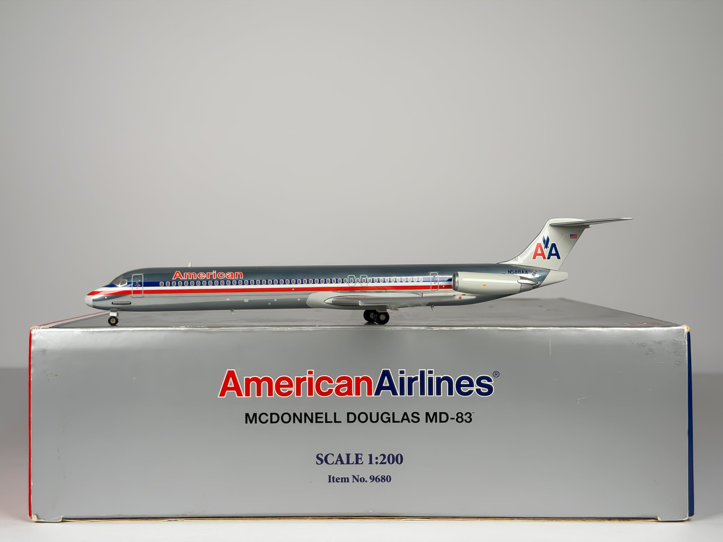 American Airlines McDonnell Douglas MD-83 1:200 Hogan Wings N588AA (HG9680)