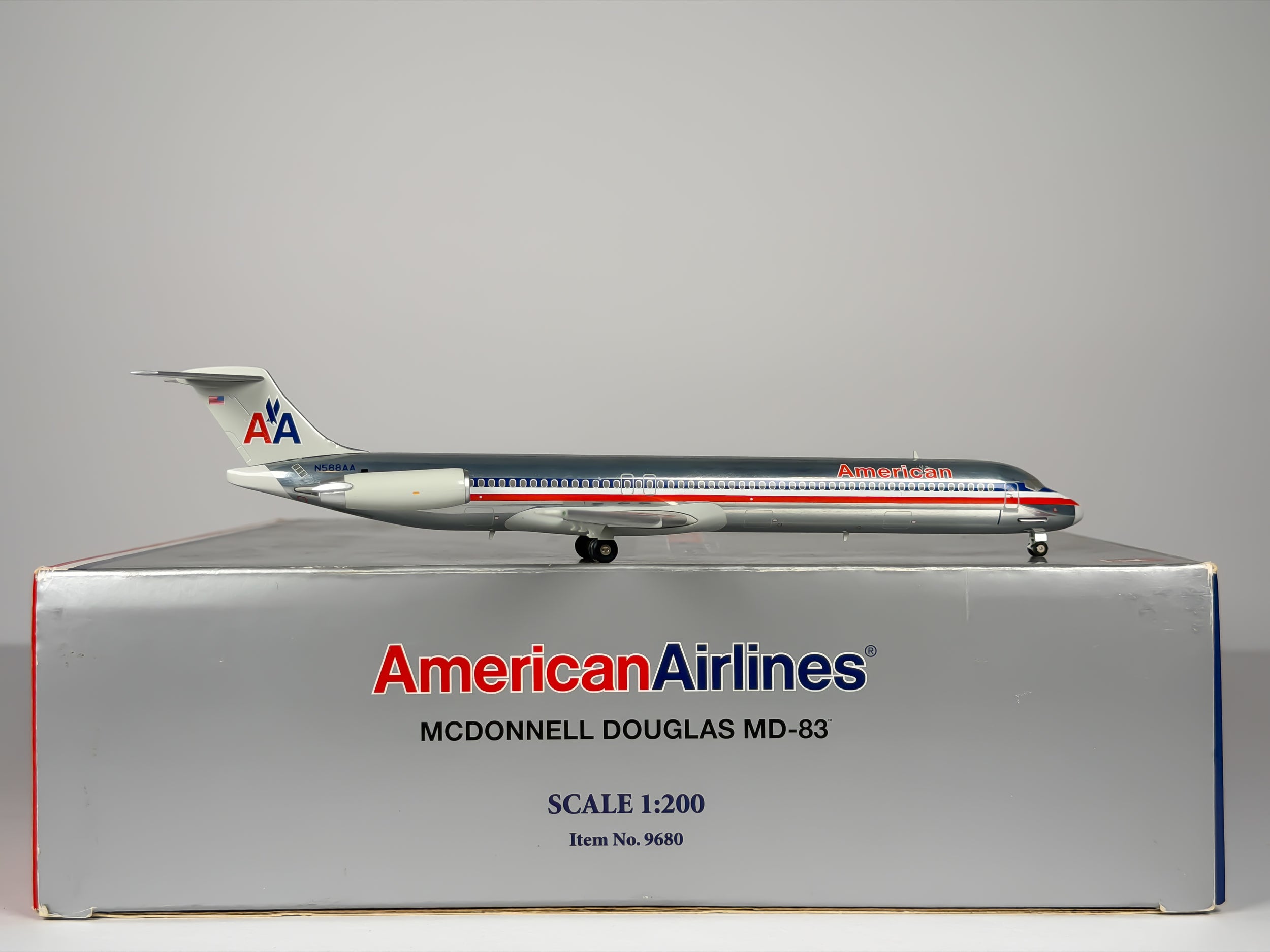 American Airlines McDonnell Douglas MD-83 1:200 Hogan Wings N588AA (HG9680)