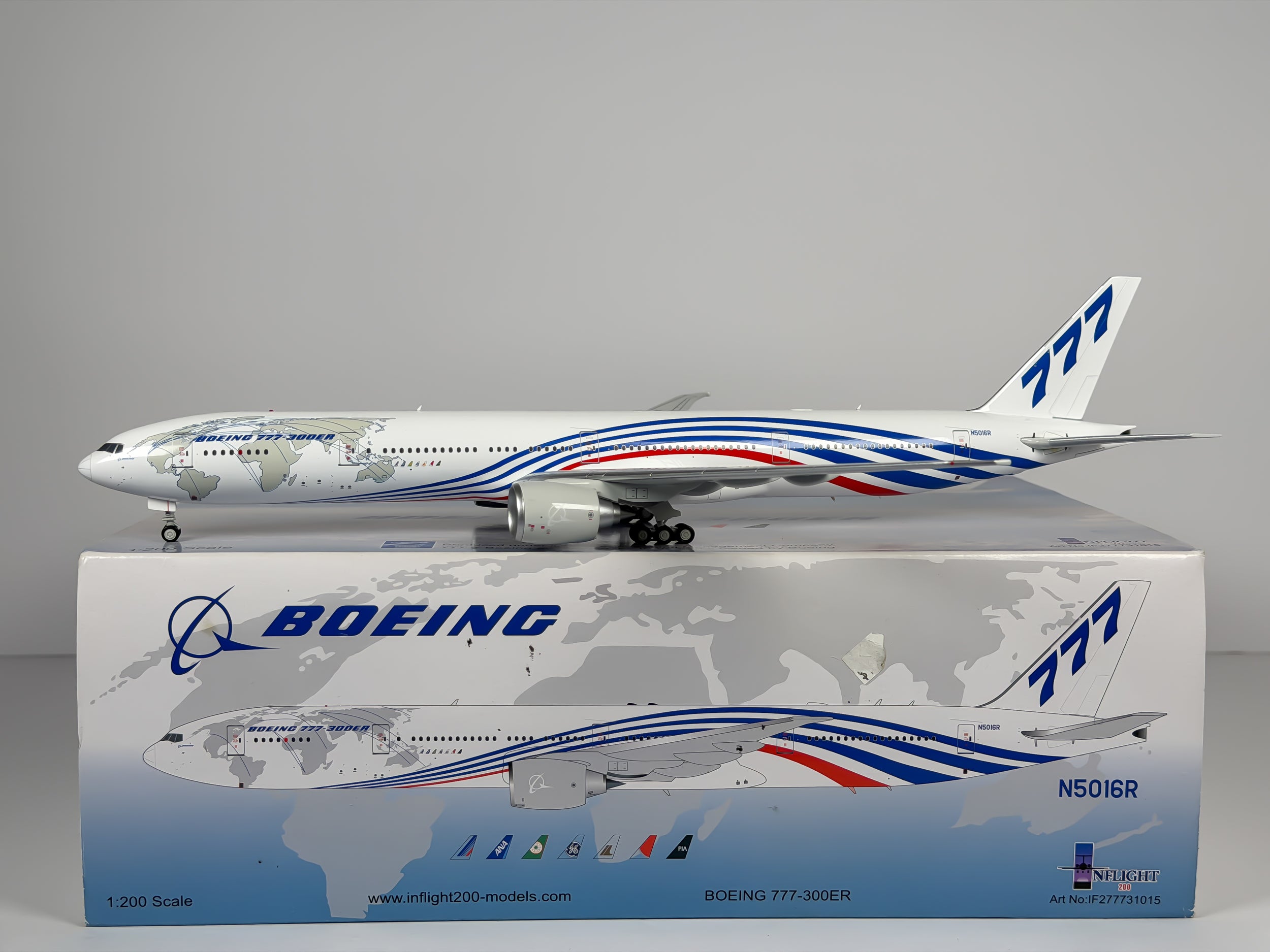 Boeing House Boeing 777-300ER 1:200 Inflight200 N5016R (IF277731015)