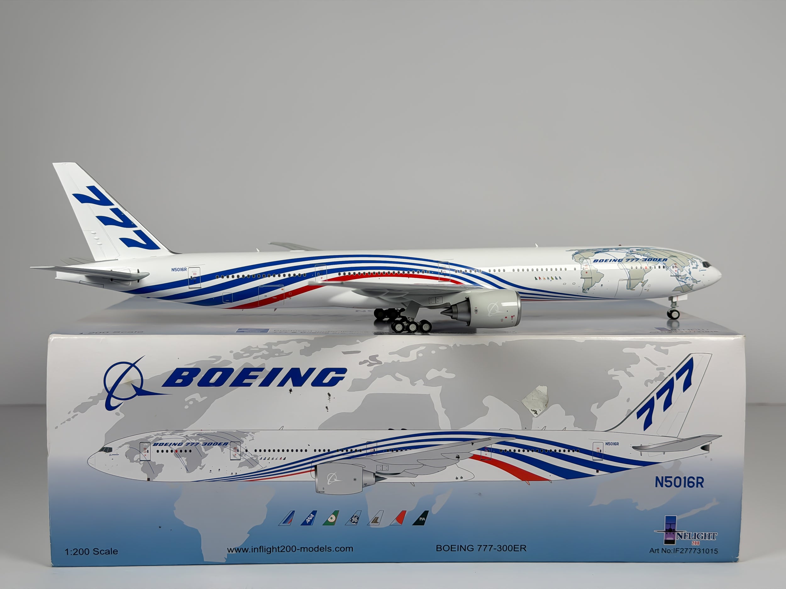 Boeing House Boeing 777-300ER 1:200 Inflight200 N5016R (IF277731015)