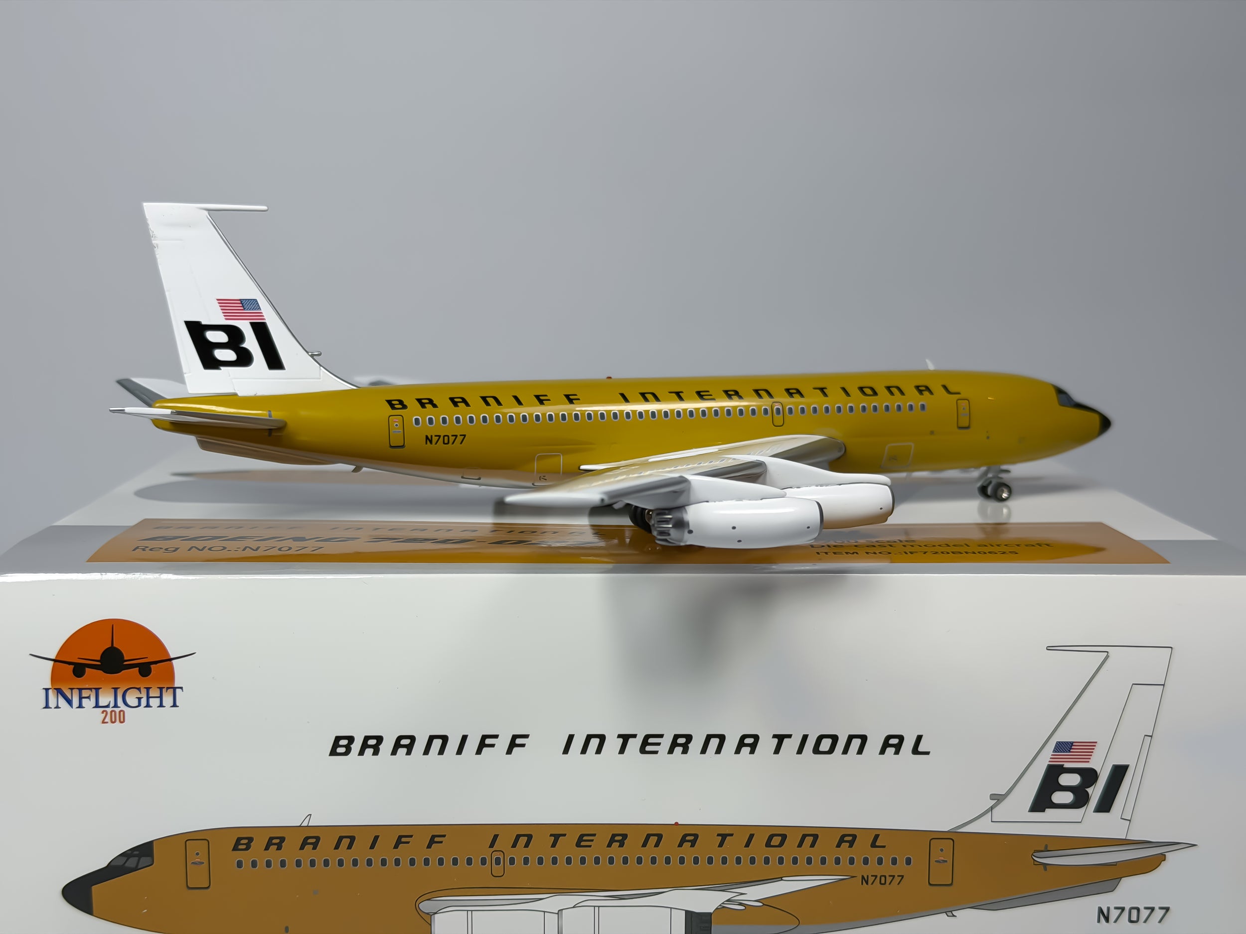 Braniff International Boeing 720 1:200 Inflight200 N7077 (IF720BN0625)