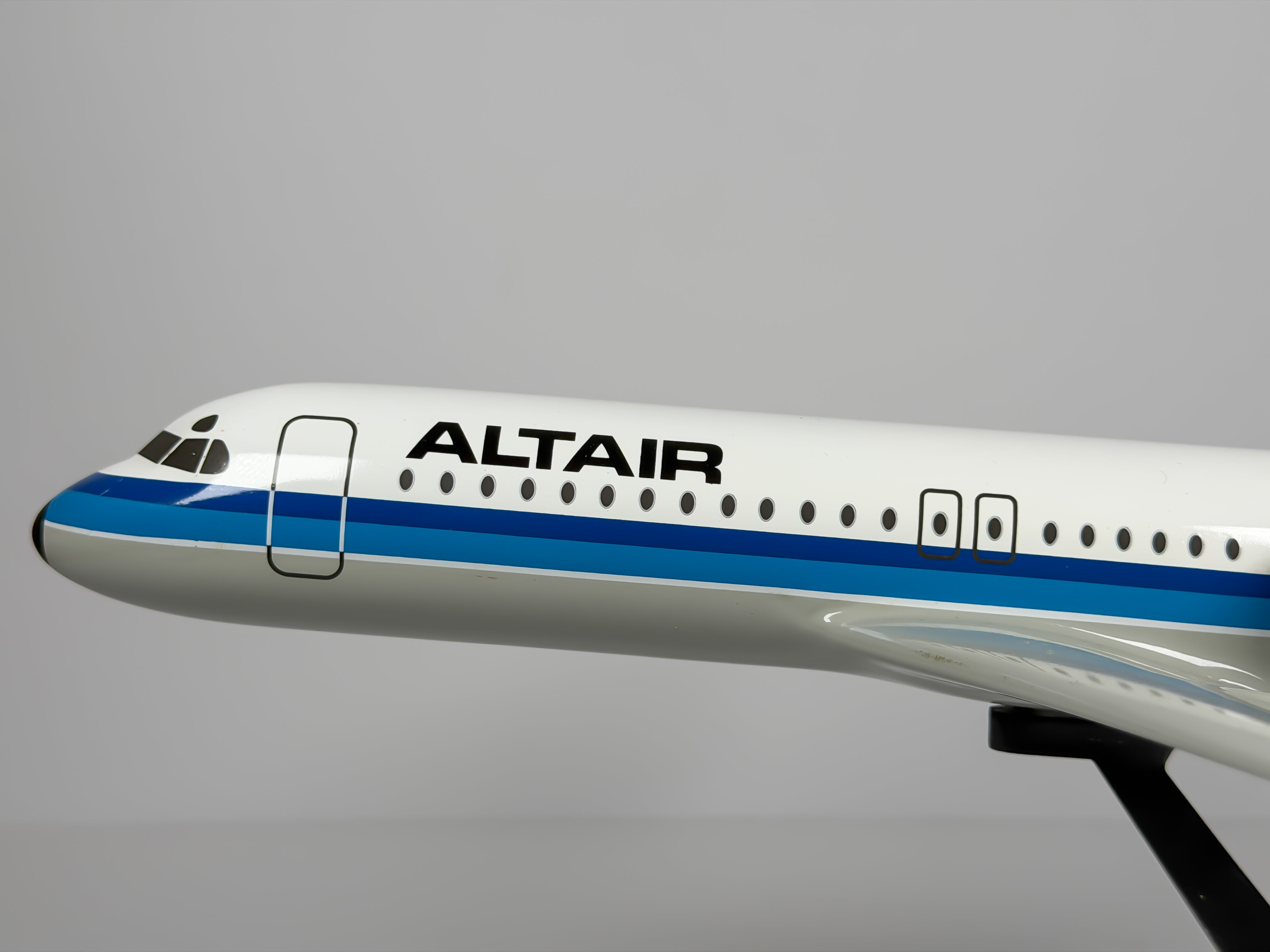 1:72 Altair Fokker F28 (N555A) - Blue Cheatline | IMC Modelworks