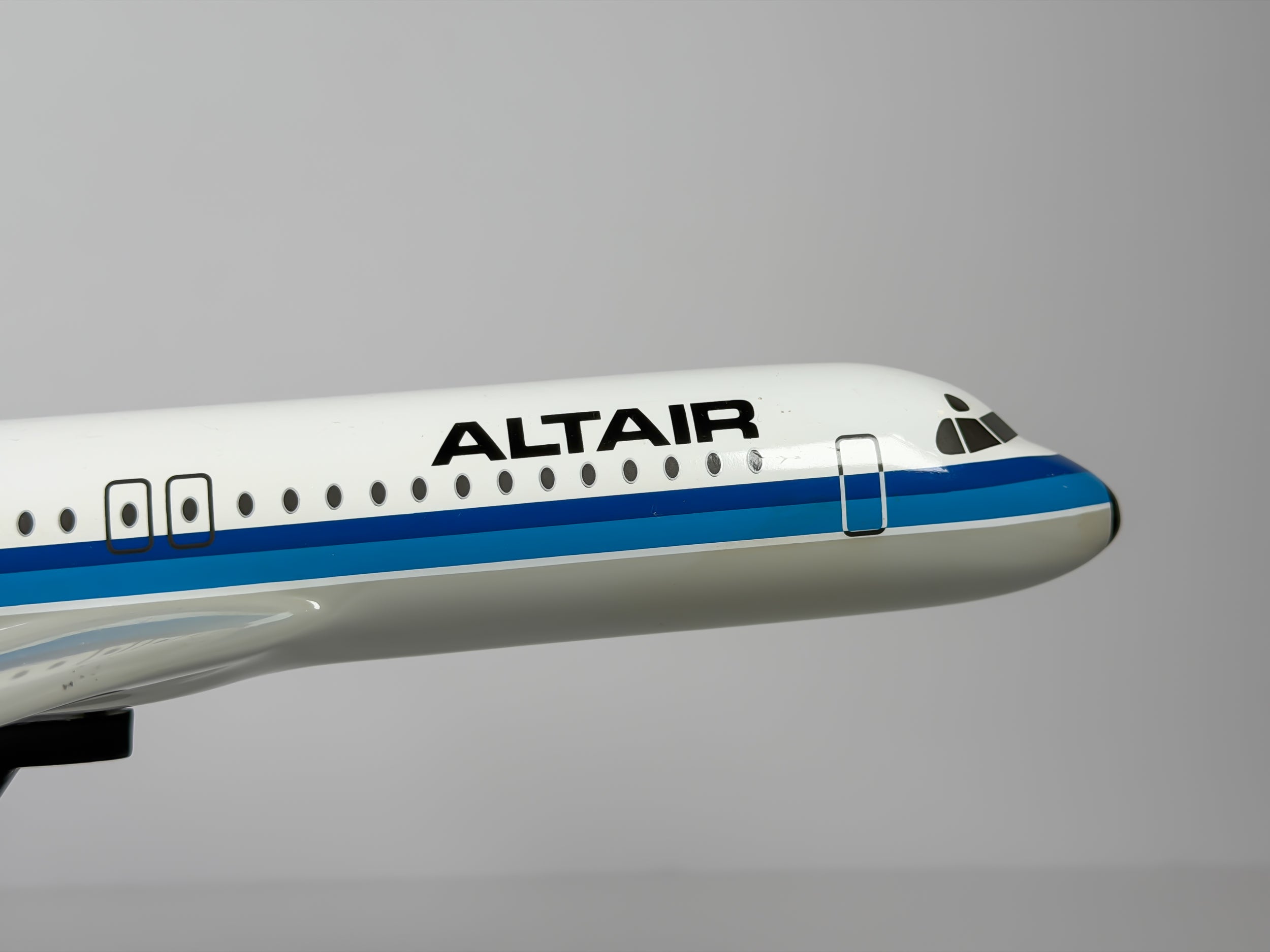 1:72 Altair Fokker F28 (N555A) - Blue Cheatline | IMC Modelworks
