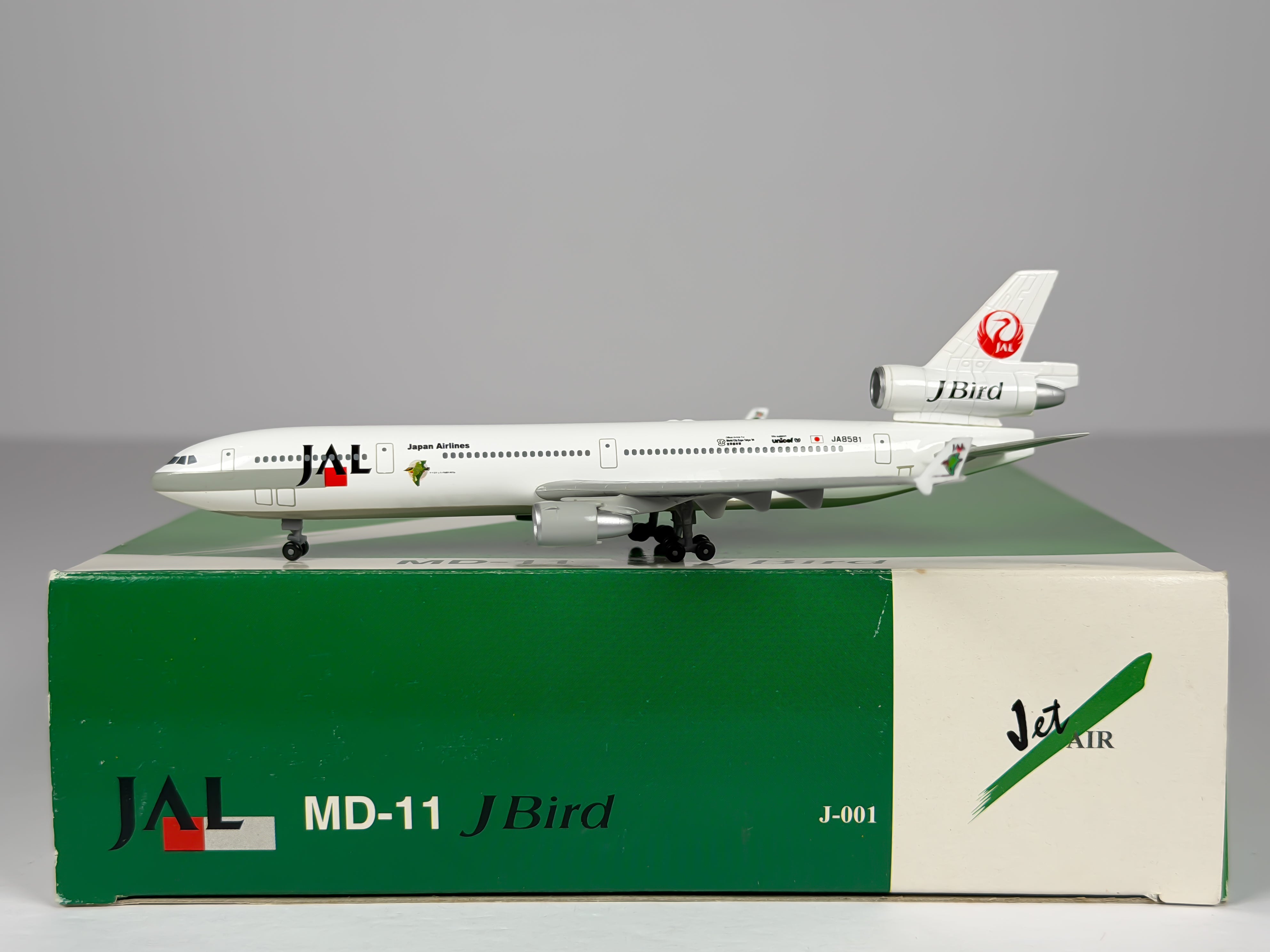 Japan Airlines (JAL) McDonnell Douglas MD-11 1:400 Dragon Wings JA8581 (J-001)