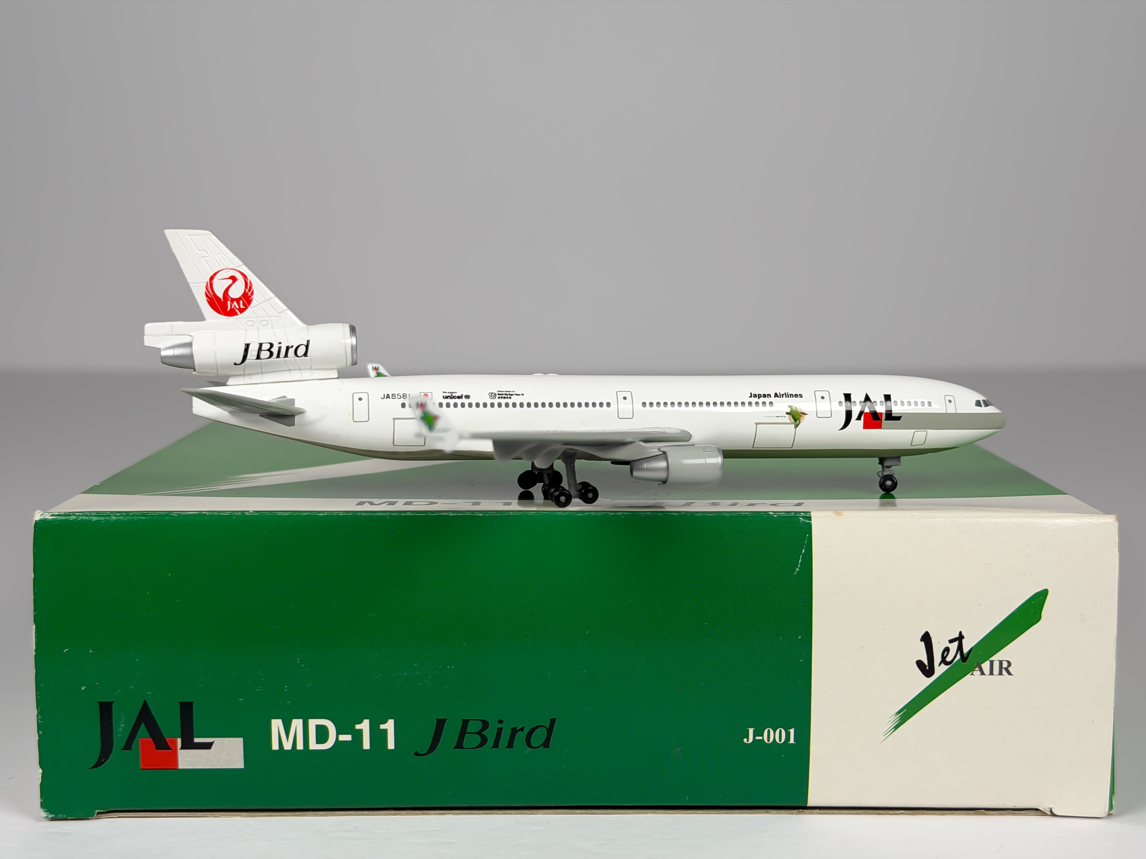 Japan Airlines (JAL) McDonnell Douglas MD-11 1:400 Dragon Wings JA8581 (J-001)