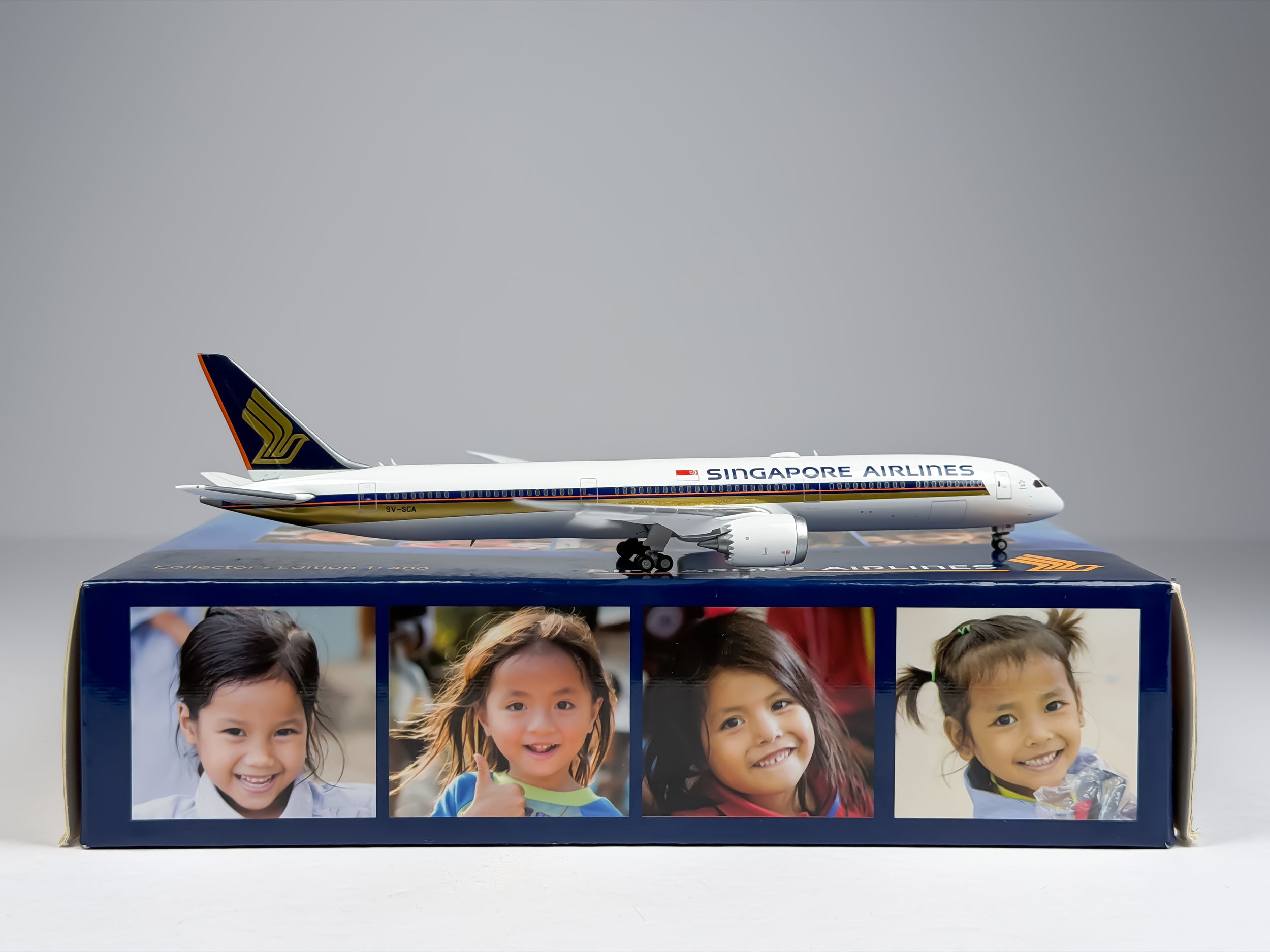 Singapore Airlines Boeing 787-10 1:400 JC Wings 9V-SCA (JC49VSCA)
