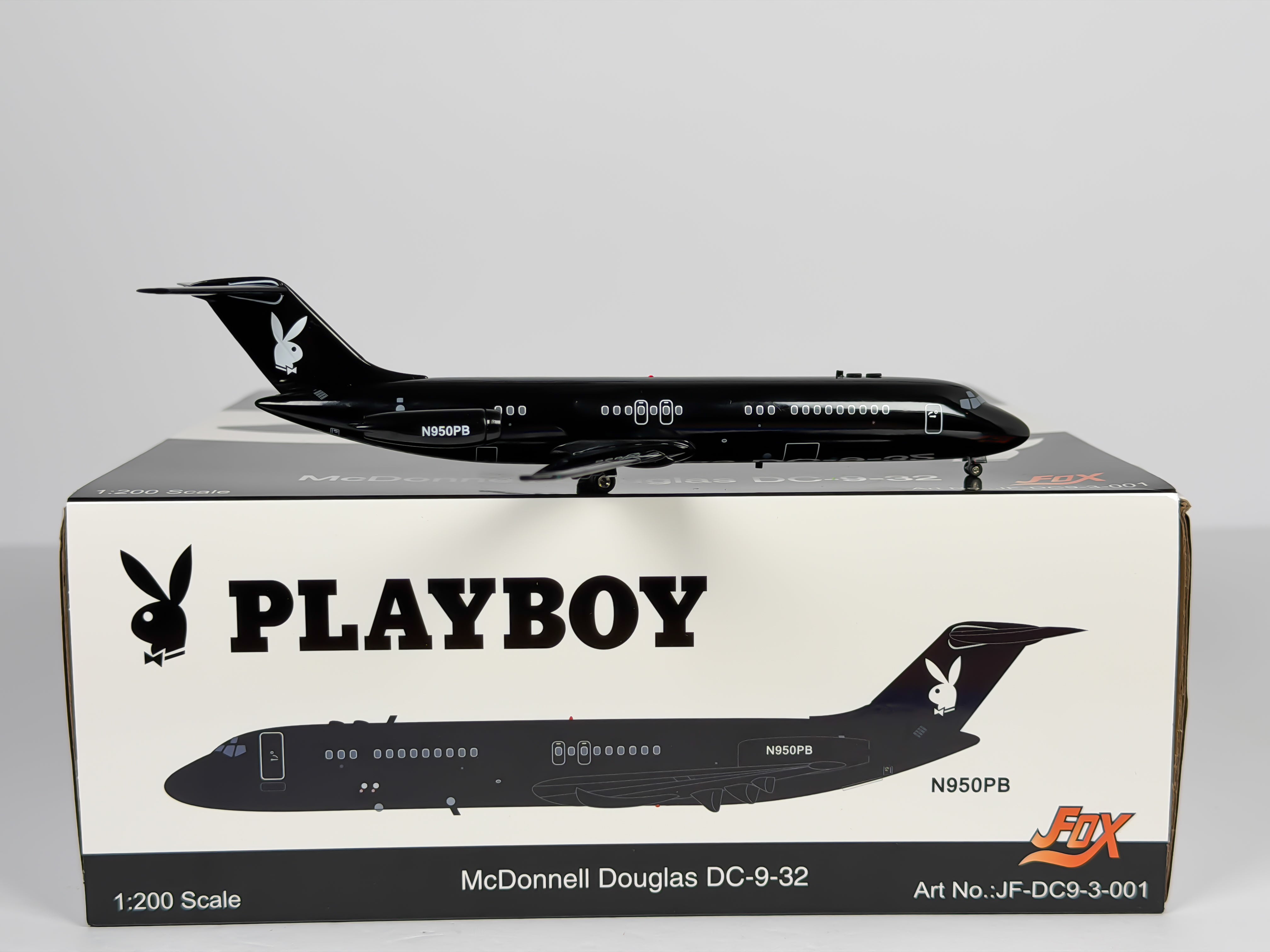 Playboy Douglas DC-9-30 1:200 Inflight200 N950PB (JF-DC9-3-001)