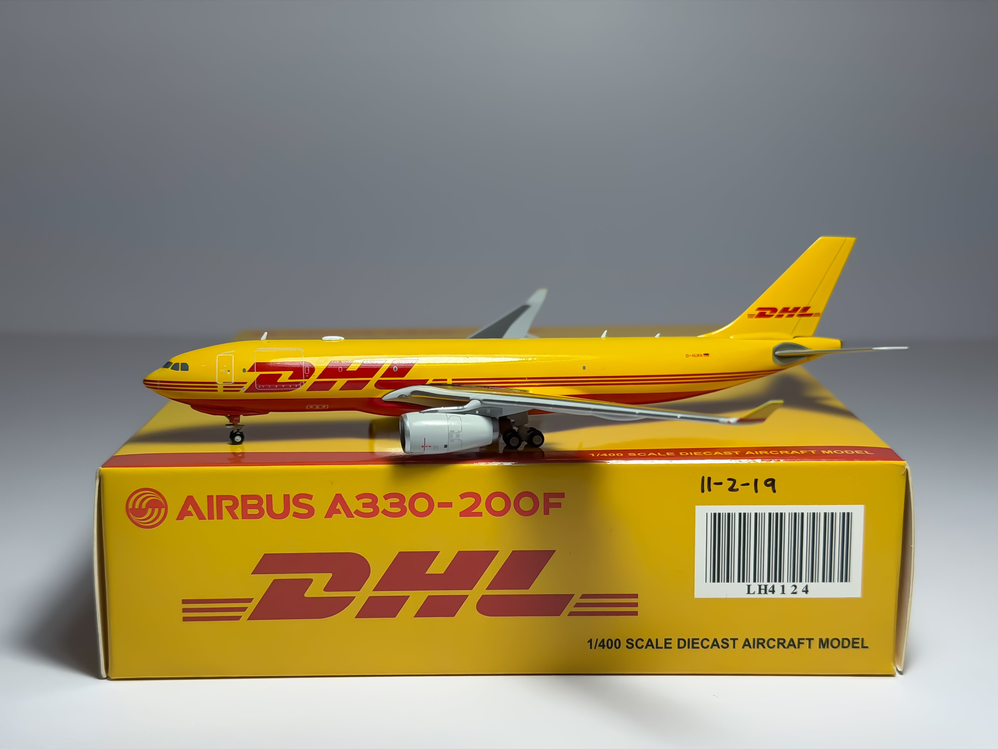 DHL Airbus A330-200 1:400 JC Wings D-ALMA (LH4124)