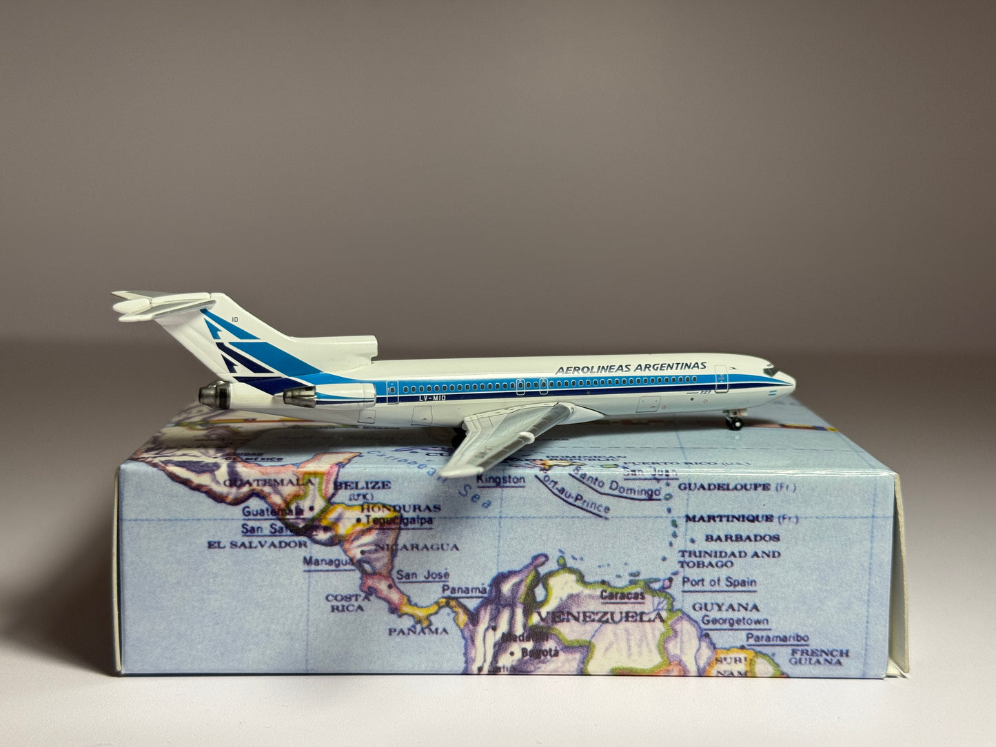 Aeroclassics 1:400 Aerolineas Argentinas Boeing 727-287 LV-MIO blue cheatline ACLVMIO