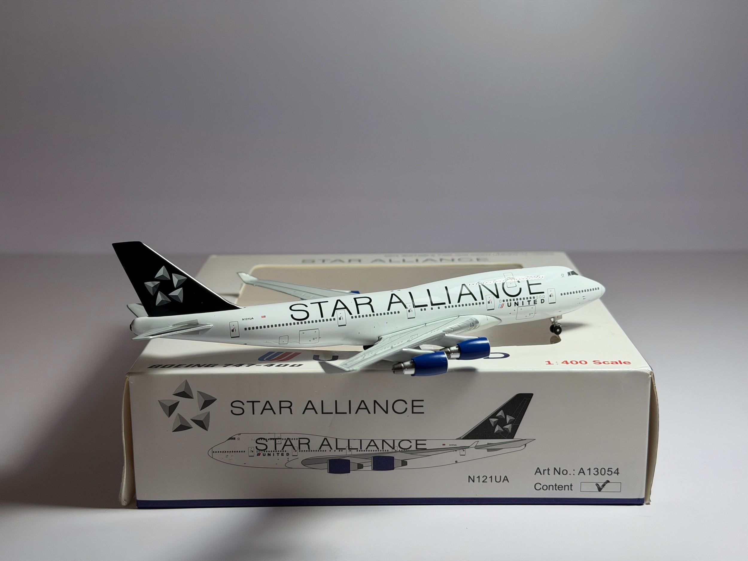 United Airlines Boeing 747-400 1:400 Apollo N121UA (A13054)