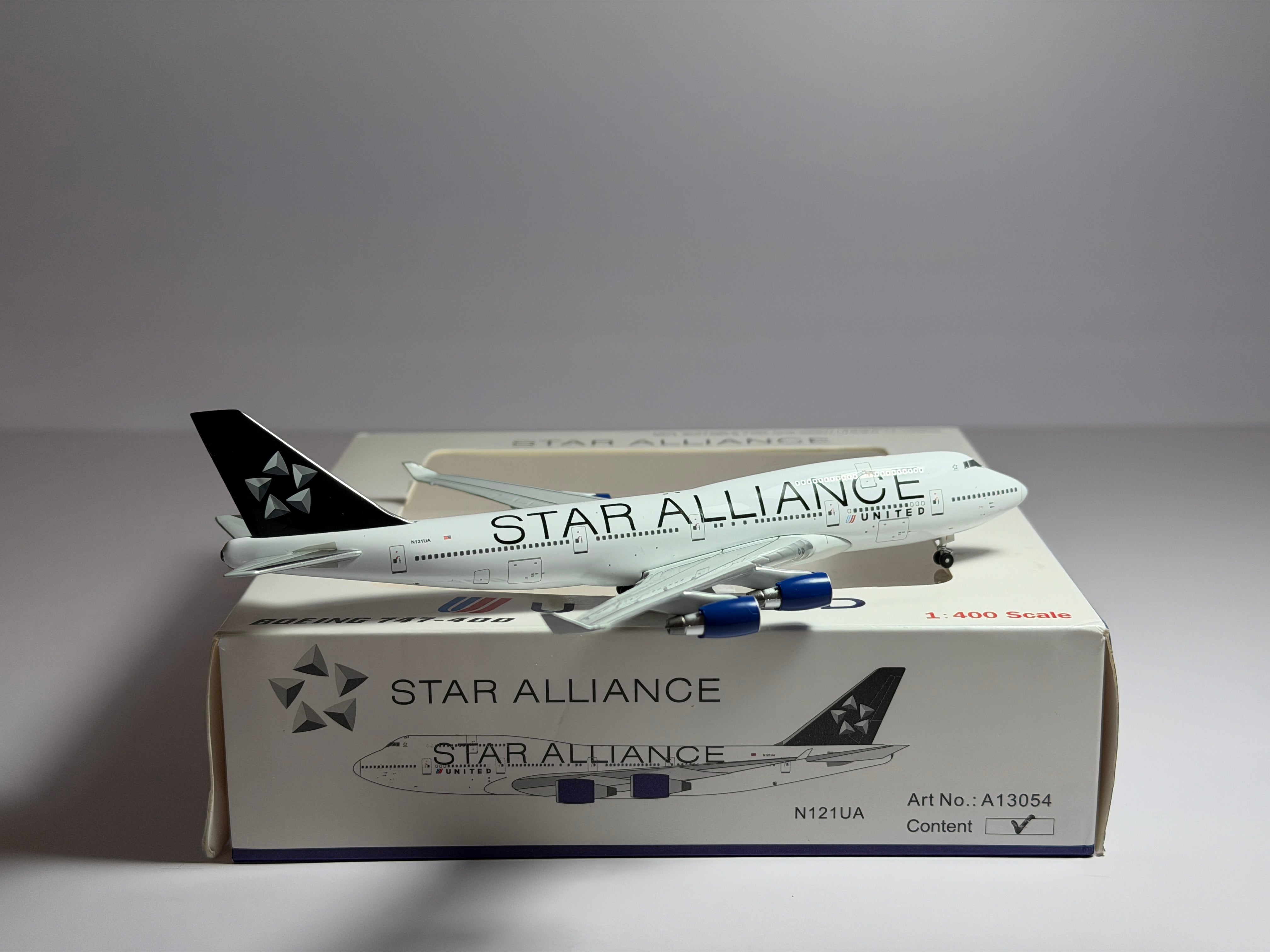 United Airlines Boeing 747-400 1:400 Apollo N121UA (A13054)