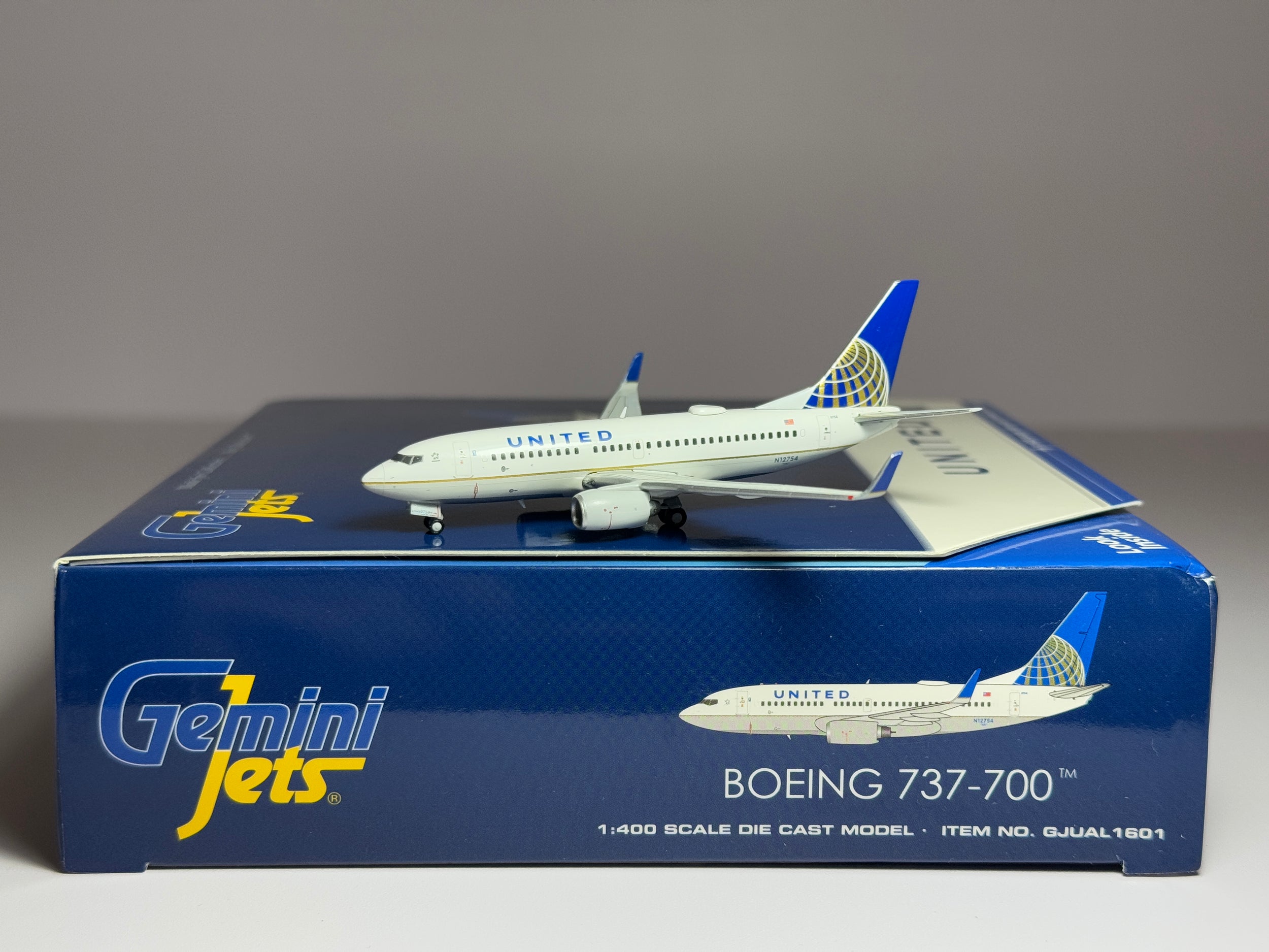1:400 Gemini Jets United Airlines Boeing 737-700 N12754 Post Merger GJUAL1601
