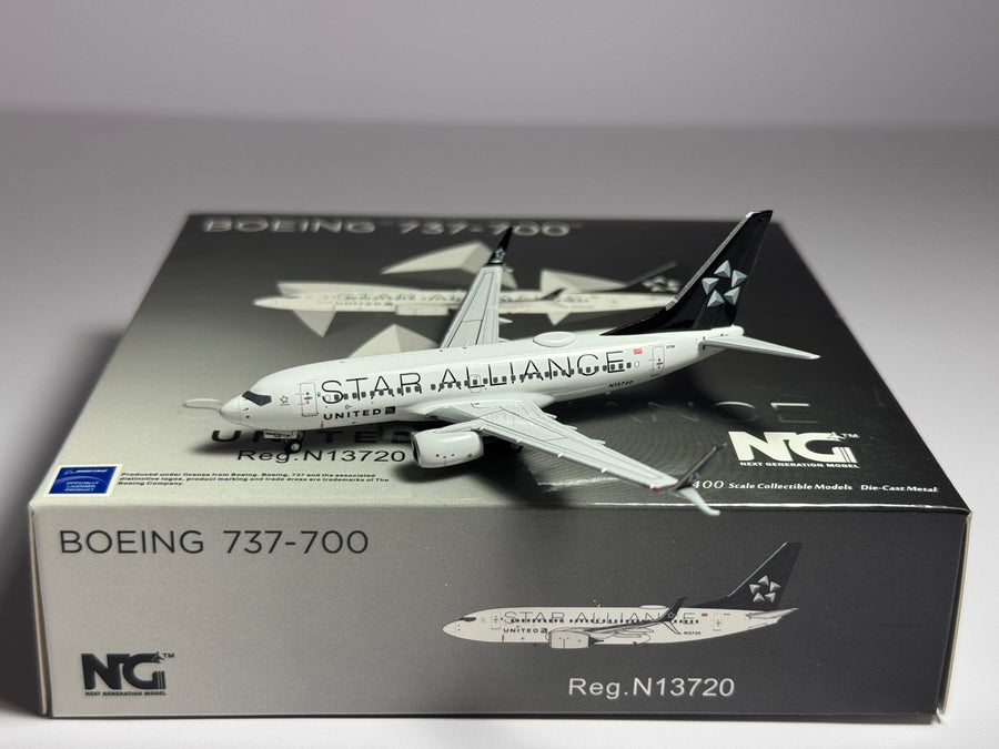 NG Models 1:400 United Airlines Boeing 737-700 N13720 Star Alliance NG77005