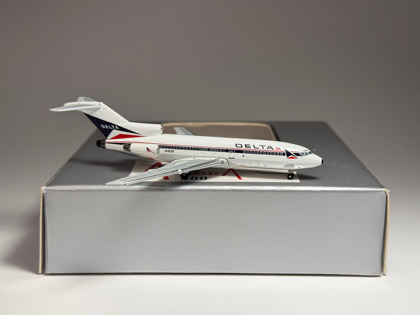 Aeroclassics 1:400 Delta Air Lines Boeing 727-100 N1635 Widget AM002A