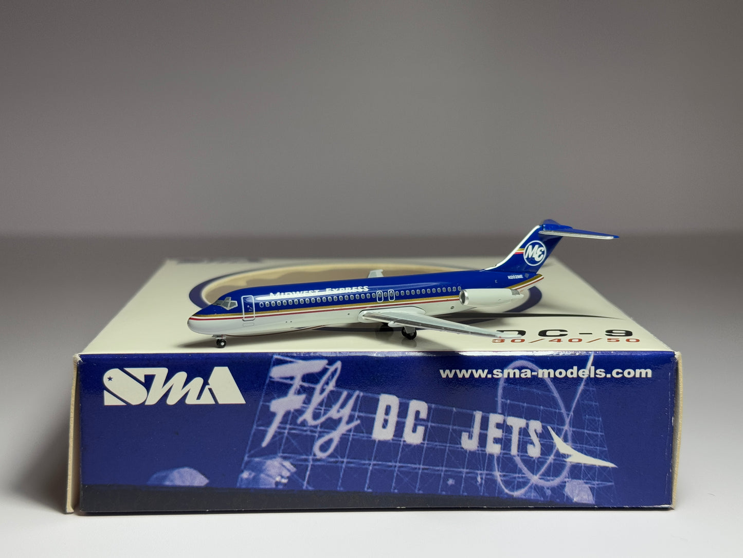 Aeroclassics 1:400 Midwest Express Douglas DC-9-30 N202ME SMA040303
