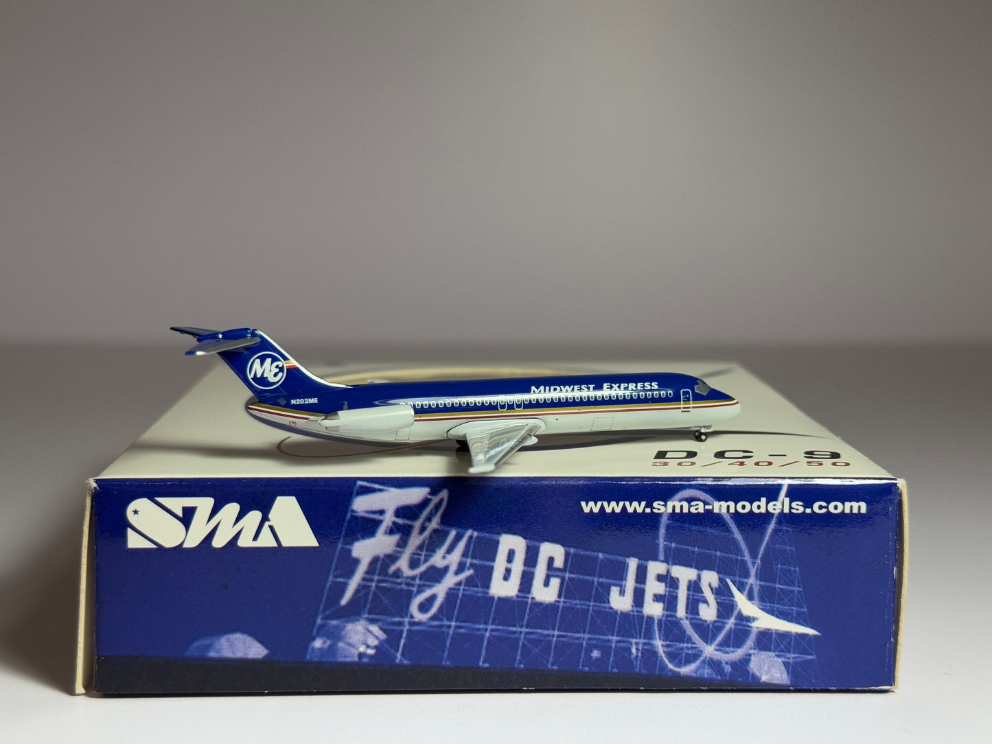 Aeroclassics 1:400 Midwest Express Douglas DC-9-30 N202ME SMA040303