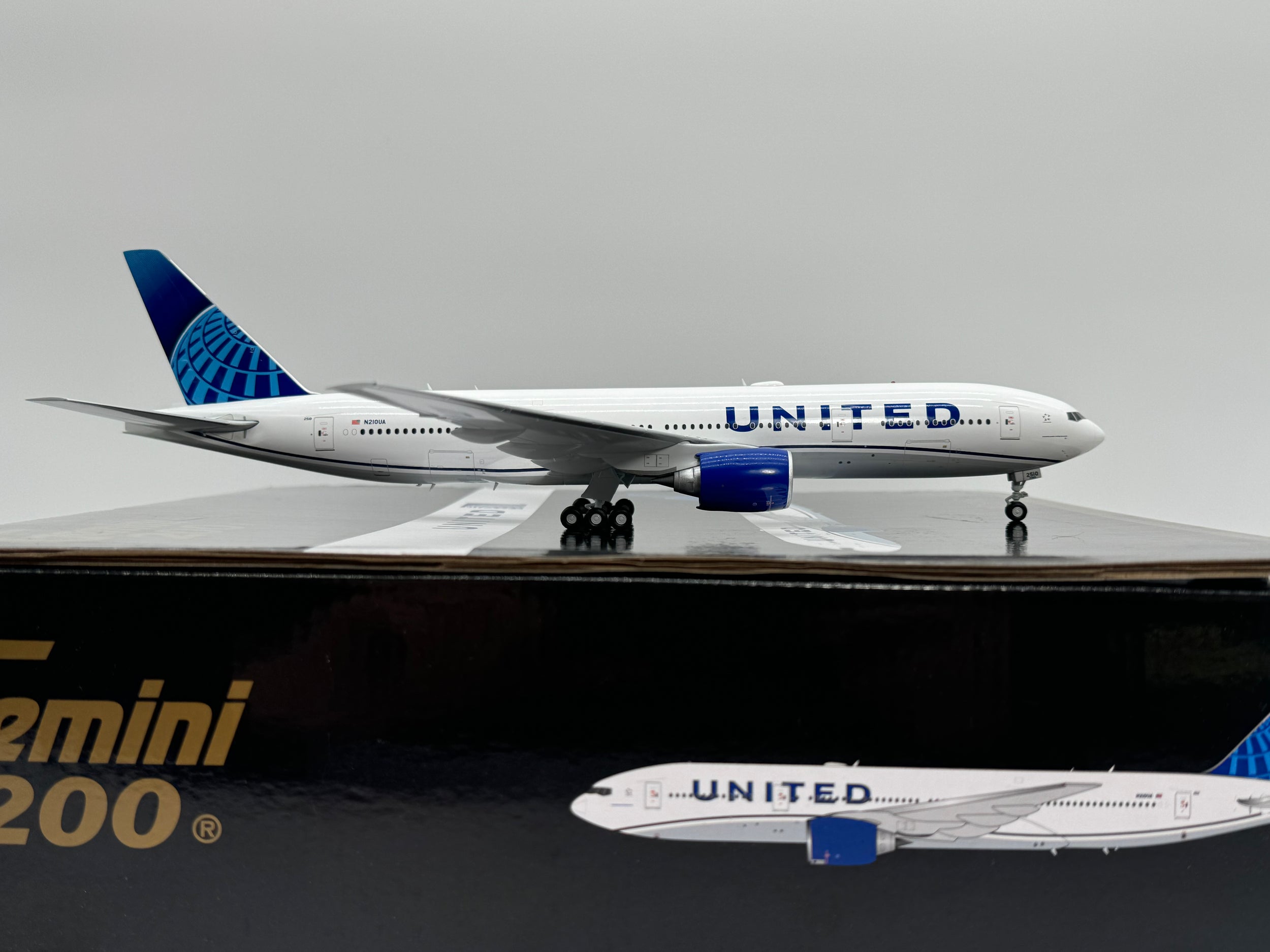 Gemini Jets 1:200 United Airlines Boeing 777-200 N210UA Evo Blue G2UAL910