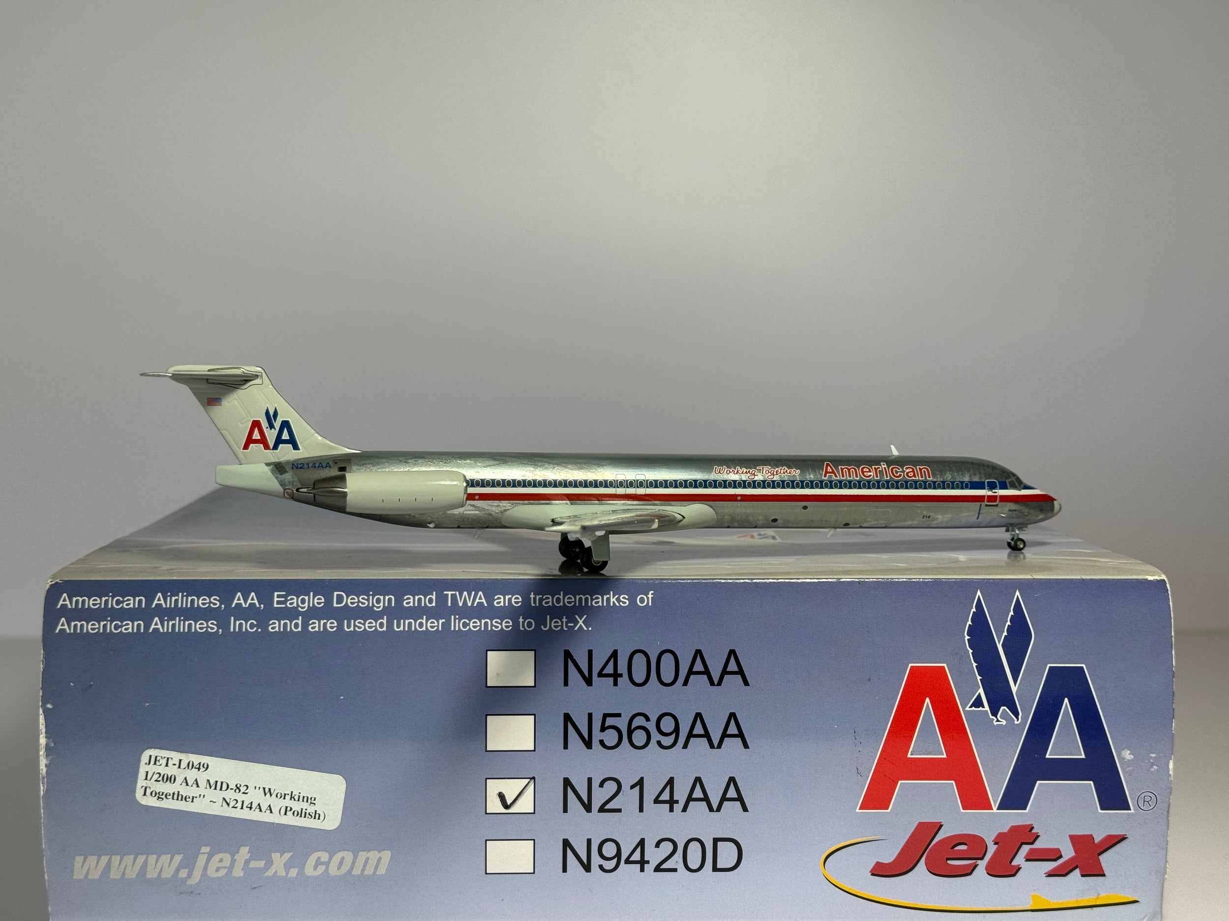 Jet-X 1:200 American Airlines McDonnell Douglas MD-82 N214AA Working Together JXL049